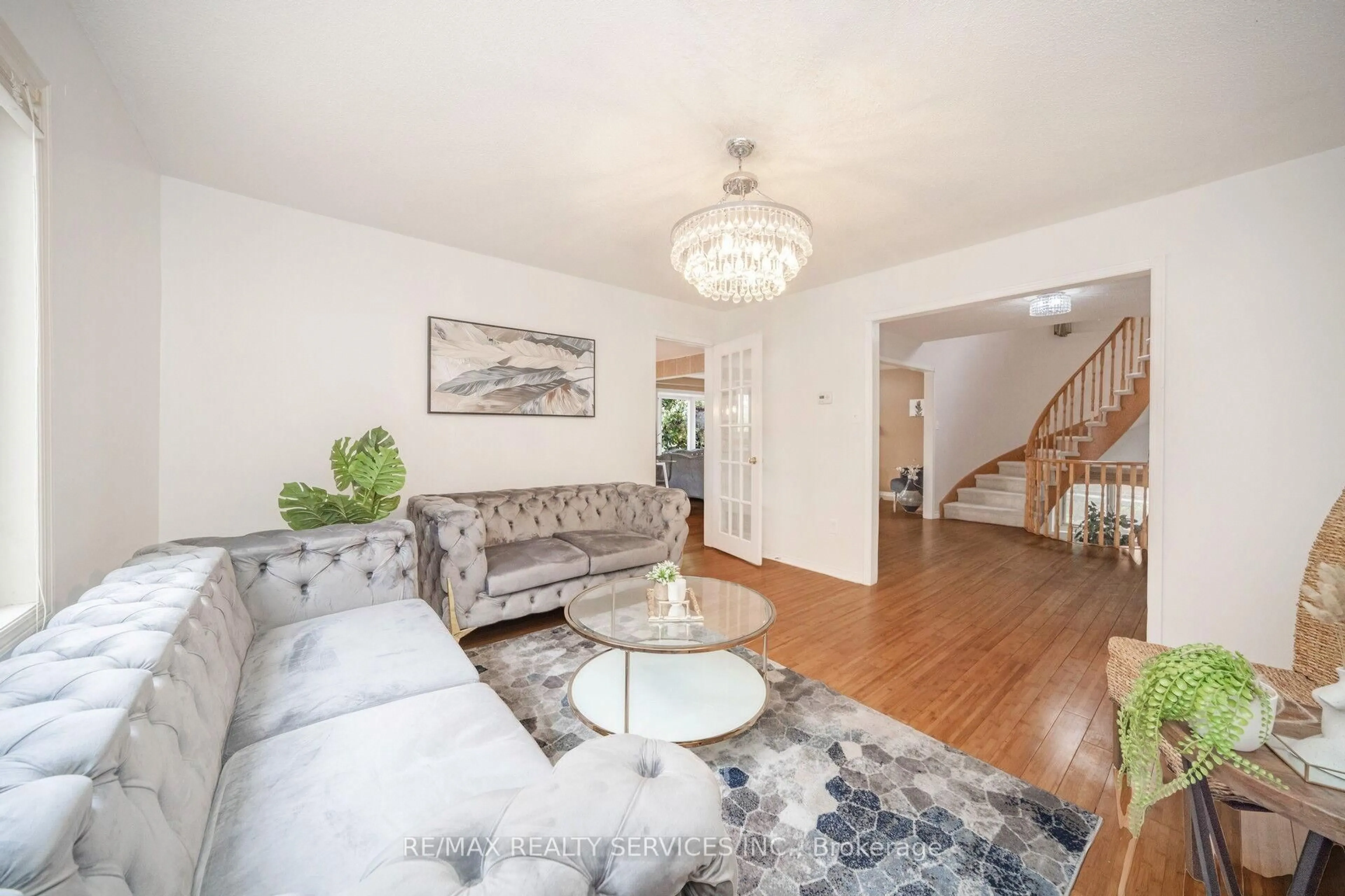 Living room with furniture, unknown for 5 Lakeridge Dr, Brampton Ontario L6S 5V2