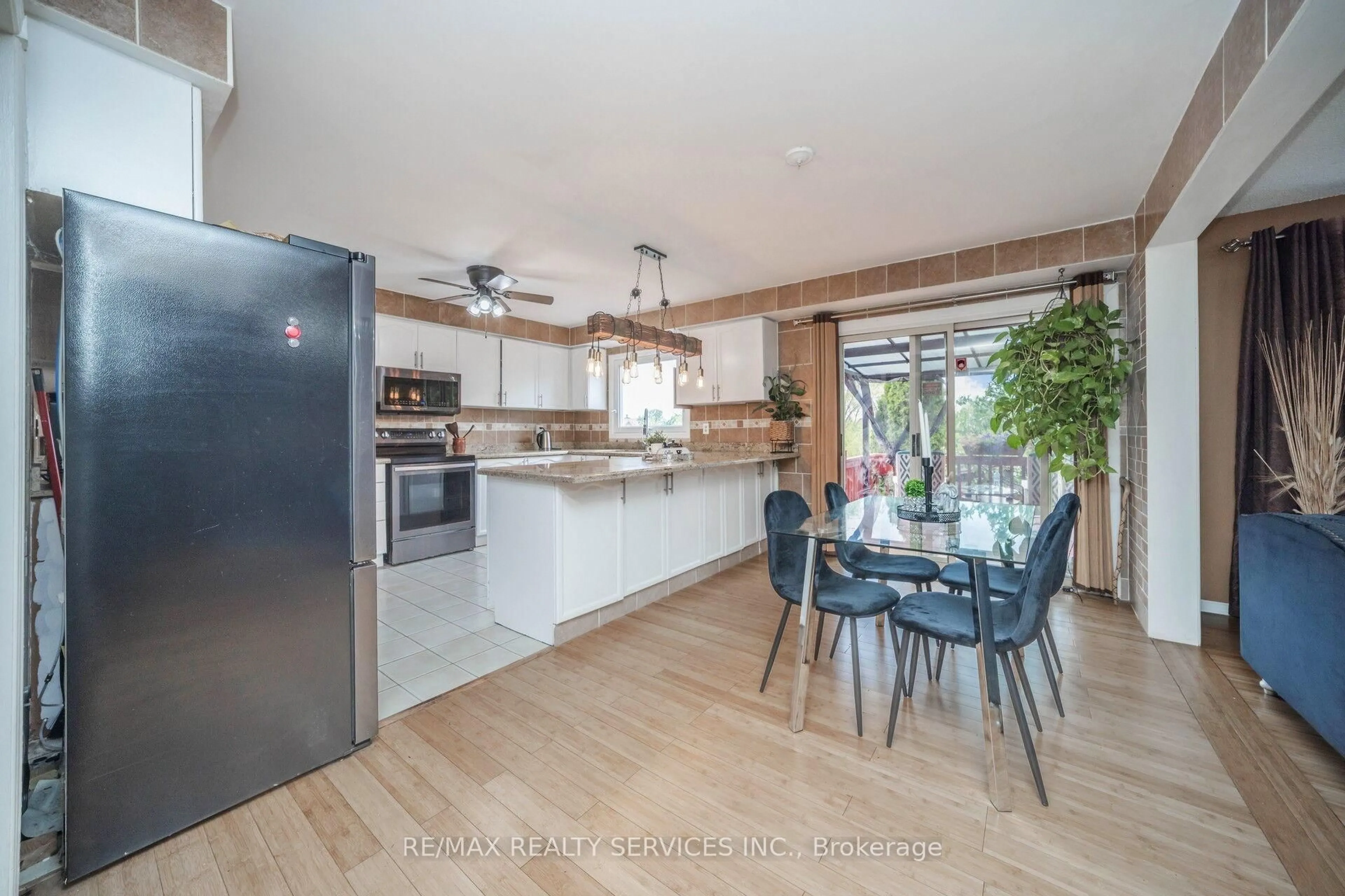 Open concept kitchen, wood/laminate floor for 5 Lakeridge Dr, Brampton Ontario L6S 5V2