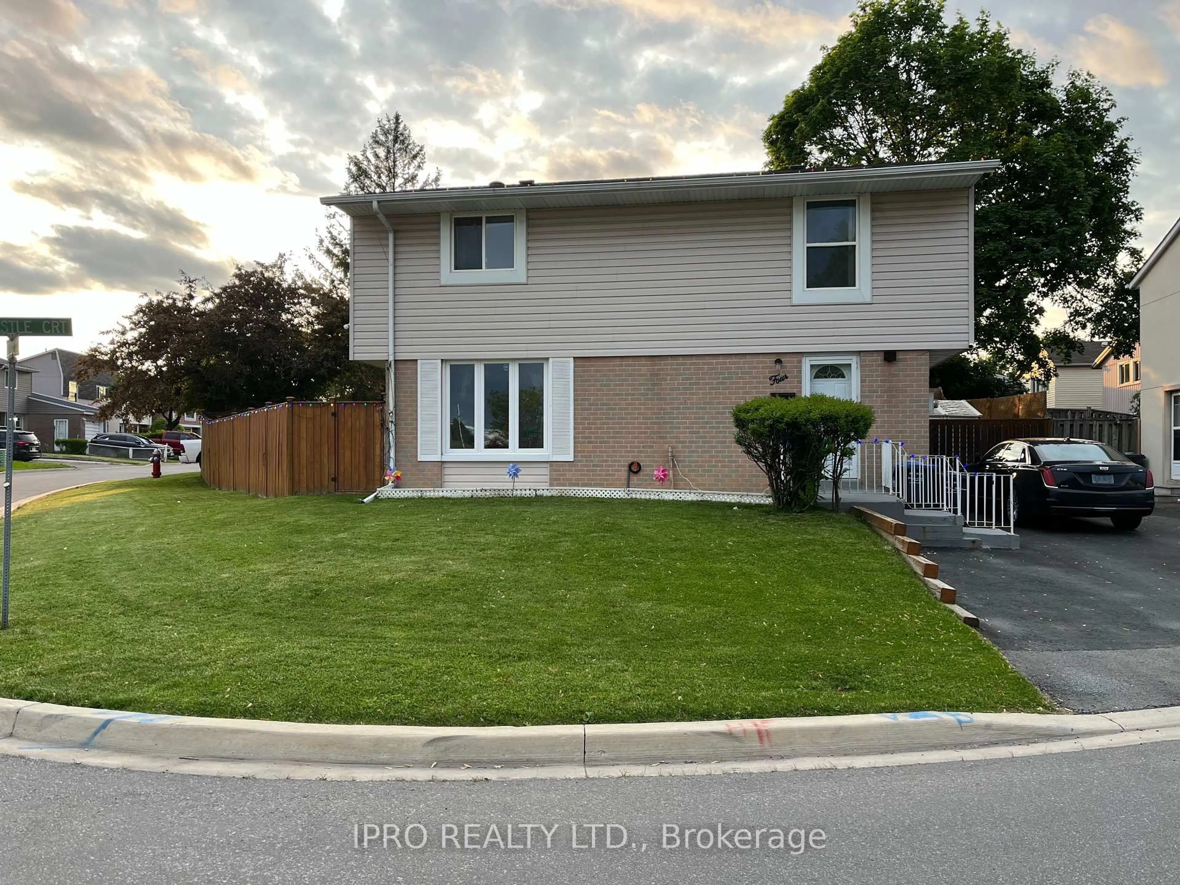 A pic from outside/outdoor area/front of a property/back of a property/a pic from drone, street for 4 Hardcastle Crt, Brampton Ontario L6S 2A9