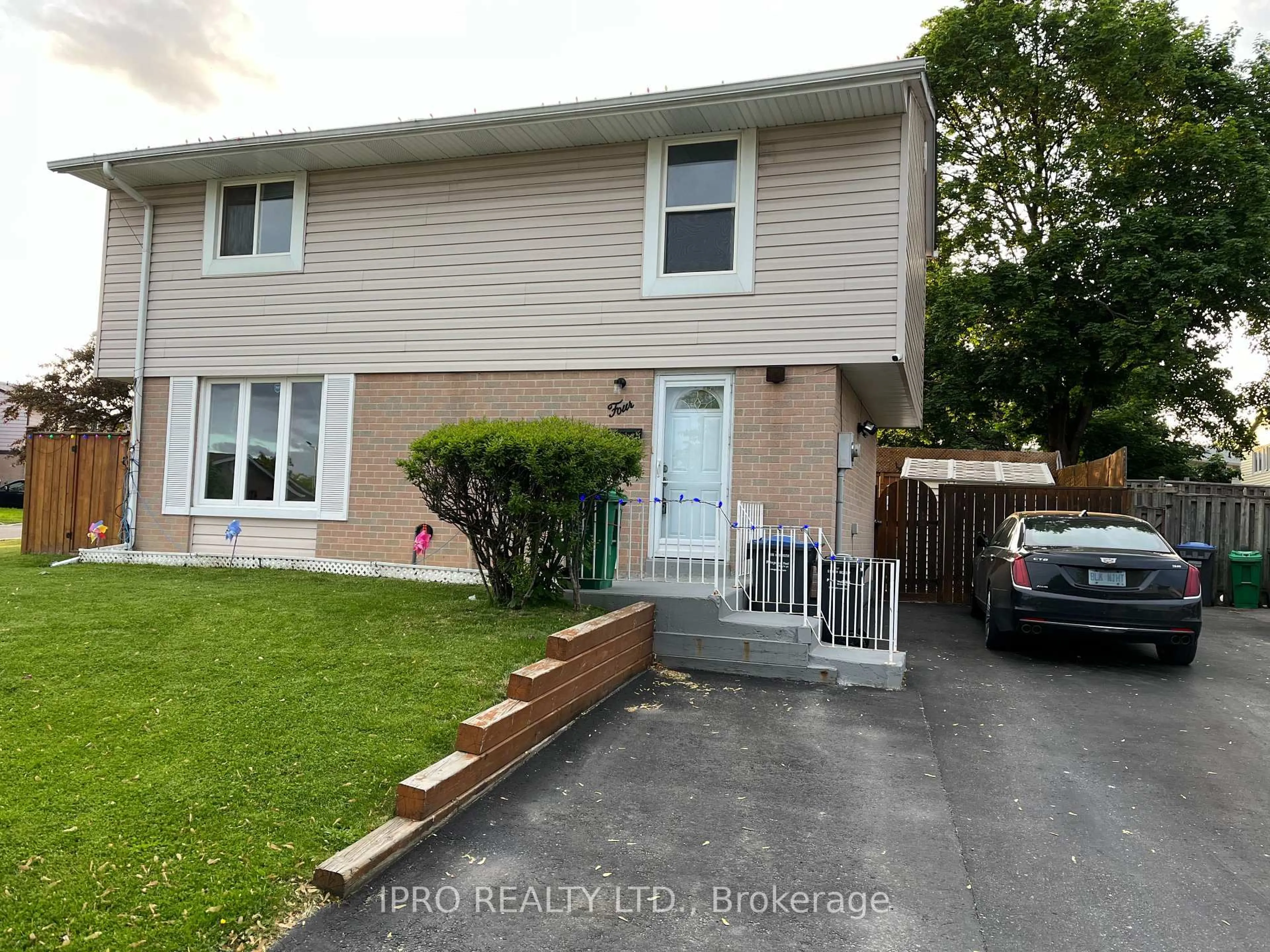 Home with vinyl exterior material, street for 4 Hardcastle Crt, Brampton Ontario L6S 2A9