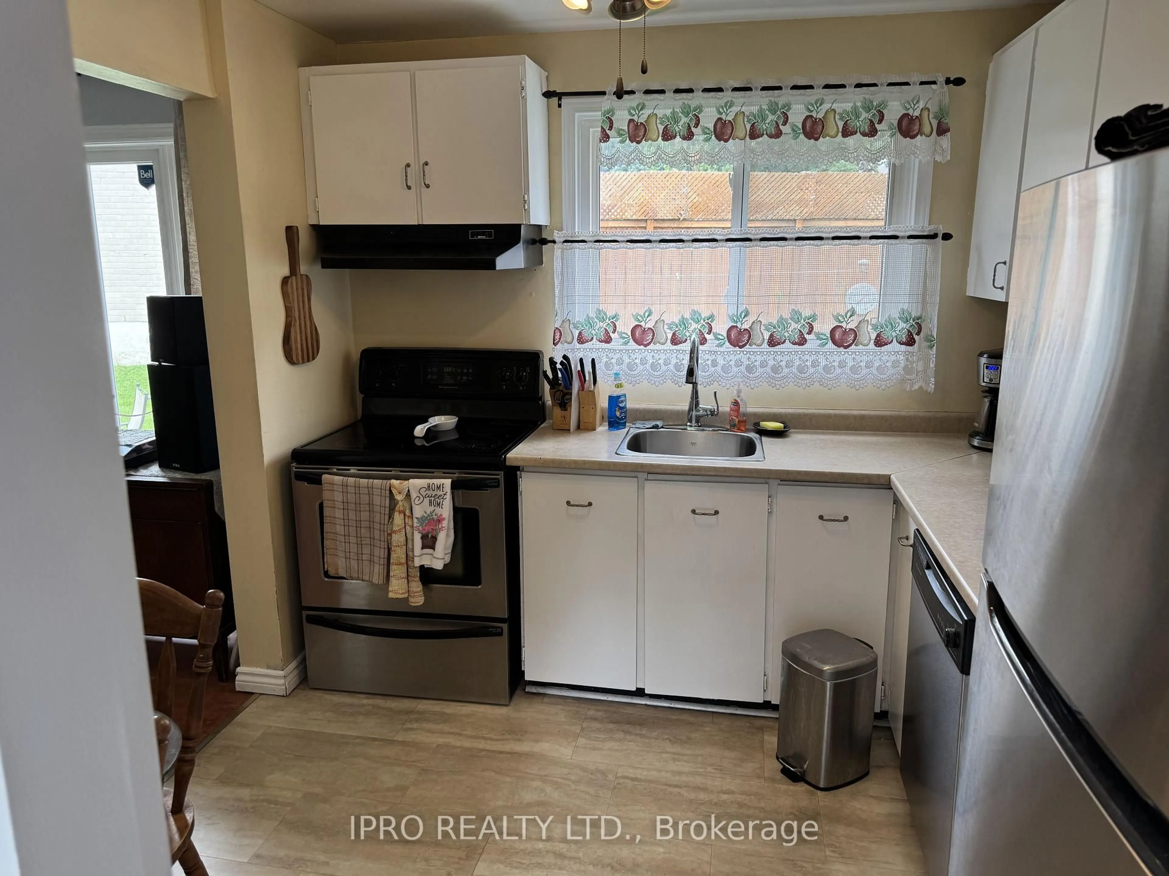 Standard kitchen, ceramic/tile floor for 4 Hardcastle Crt, Brampton Ontario L6S 2A9