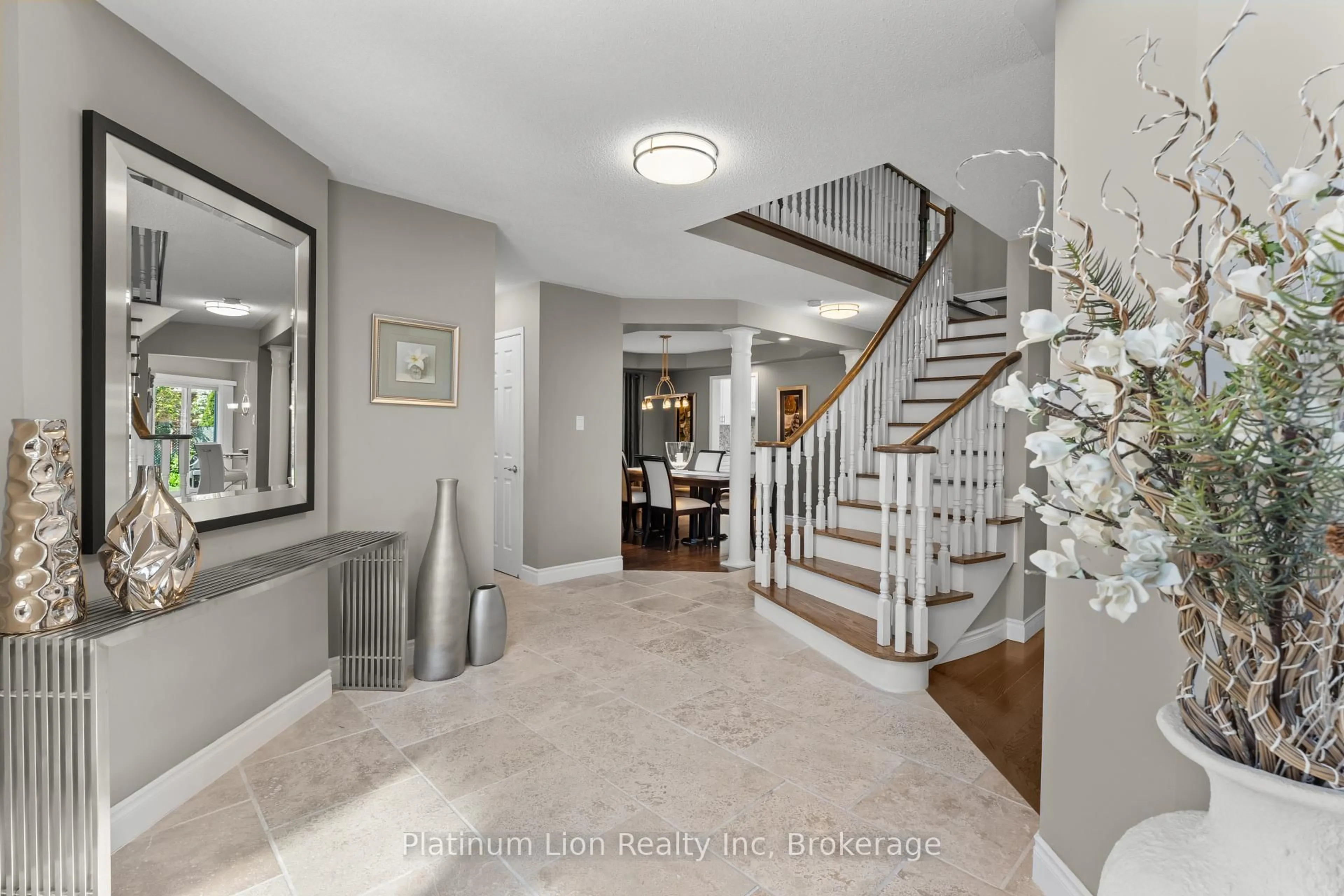 Indoor entryway for 17 Robinson Rd, Halton Hills Ontario L7G 6G5