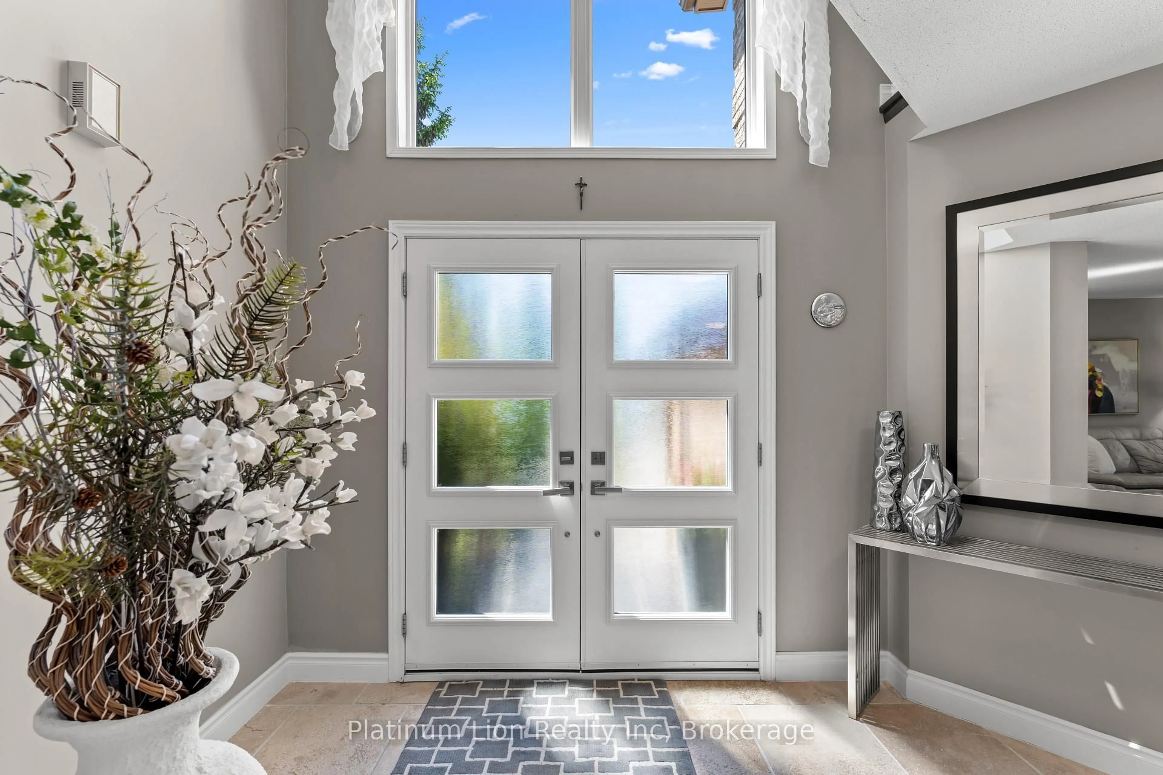 Indoor entryway for 17 Robinson Rd, Halton Hills Ontario L7G 6G5