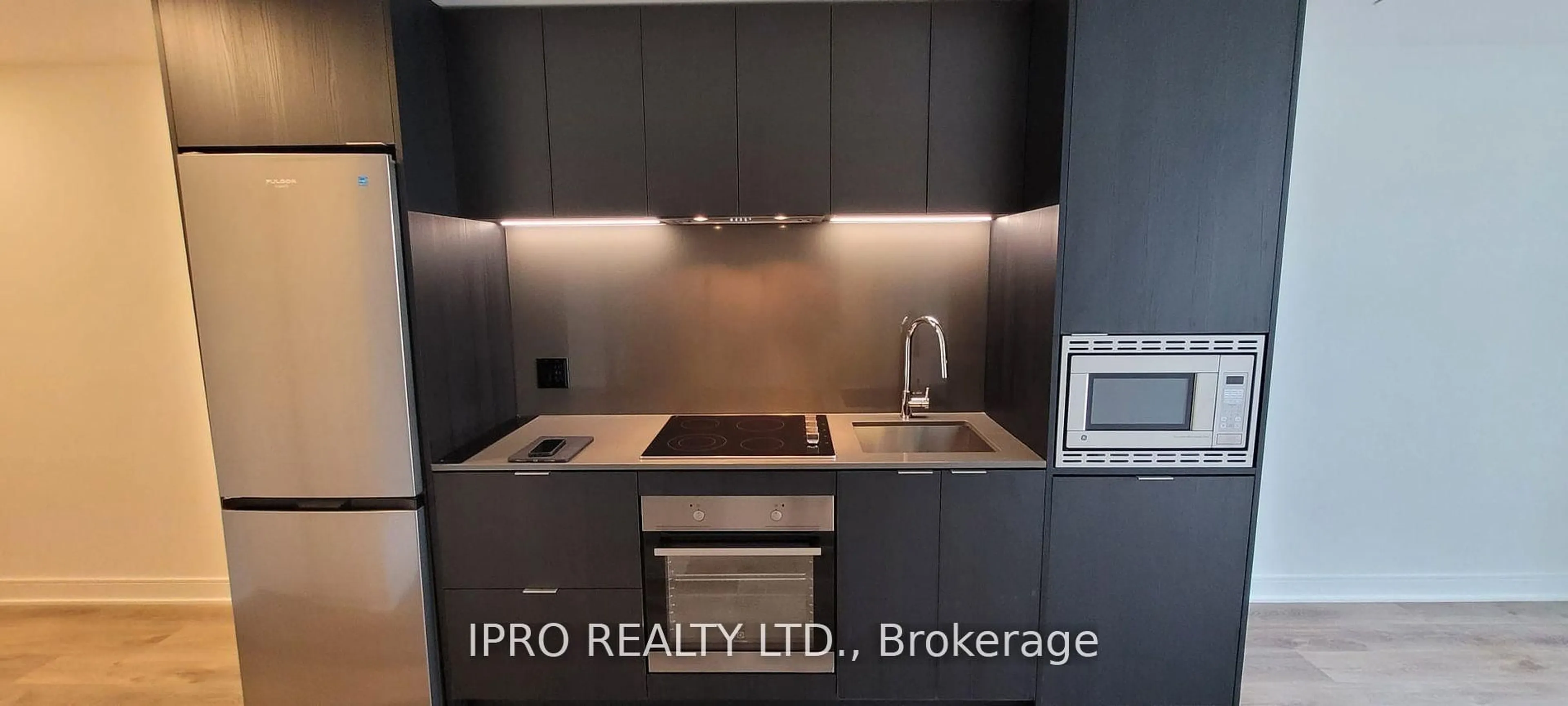 Standard kitchen, wood/laminate floor for 86 Dundas St #821, Mississauga Ontario L5A 1W4