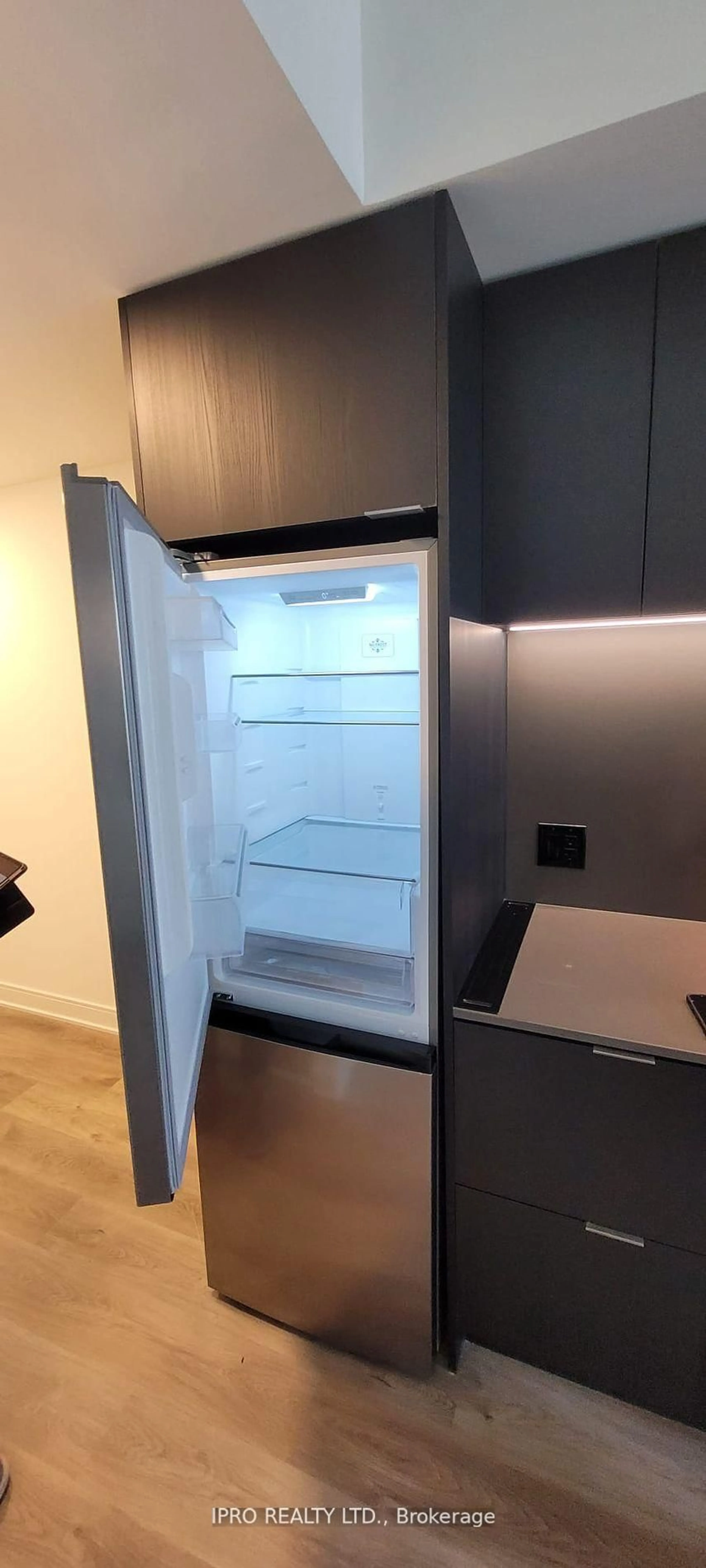 Standard kitchen, floor is not visible for 86 Dundas St #821, Mississauga Ontario L5A 1W4