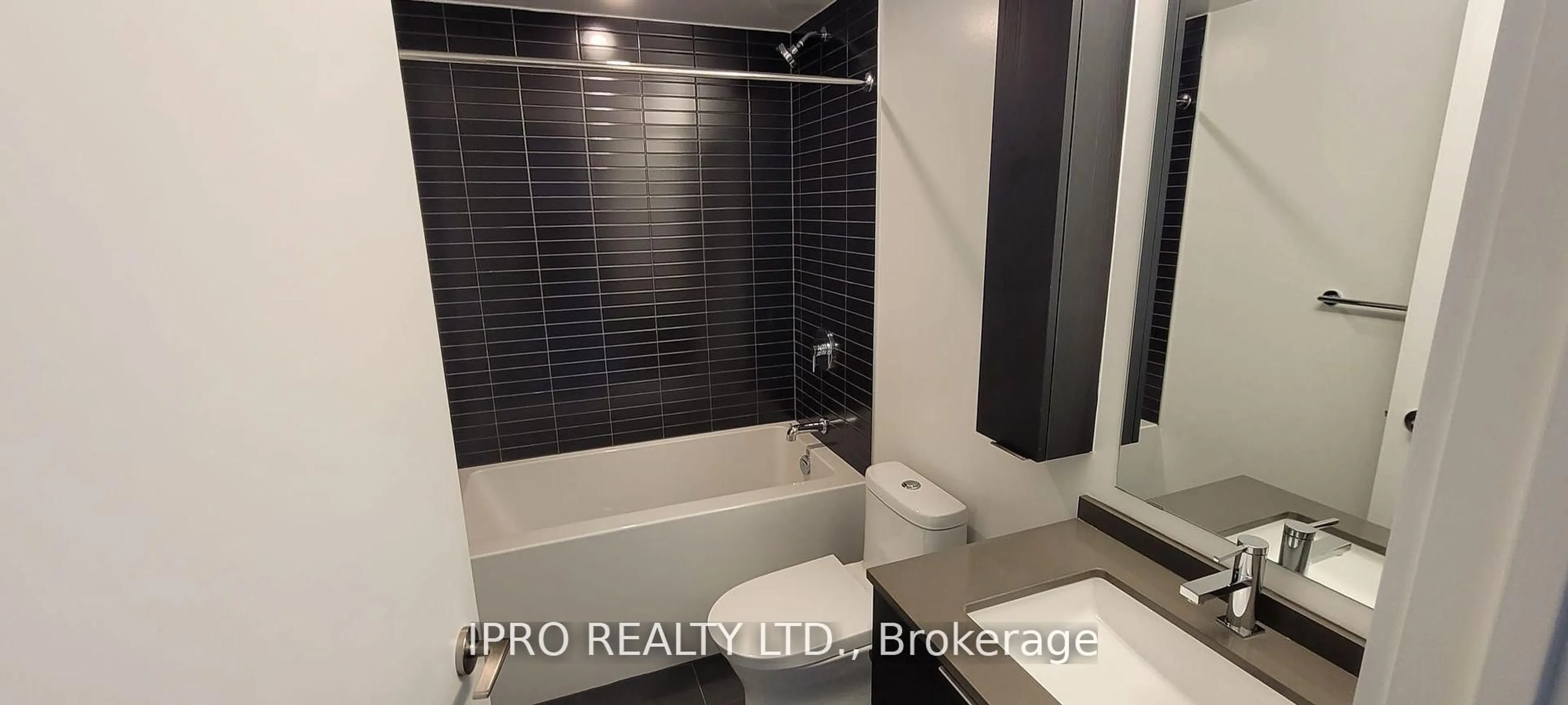 Standard bathroom, ceramic/tile floor for 86 Dundas St #821, Mississauga Ontario L5A 1W4