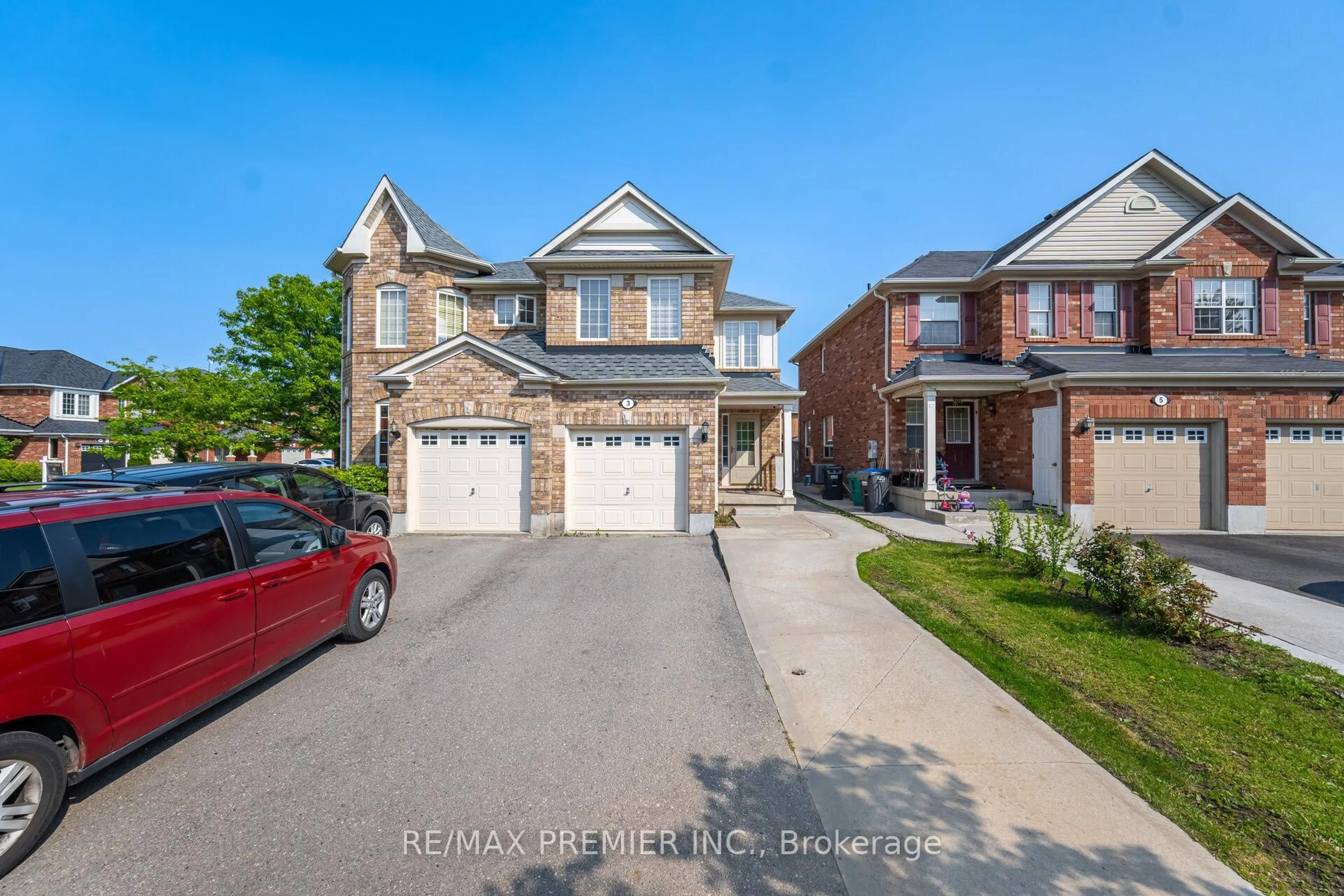 A pic from outside/outdoor area/front of a property/back of a property/a pic from drone, street for 3 Coachlight Cres, Brampton Ontario L6P 2Y6