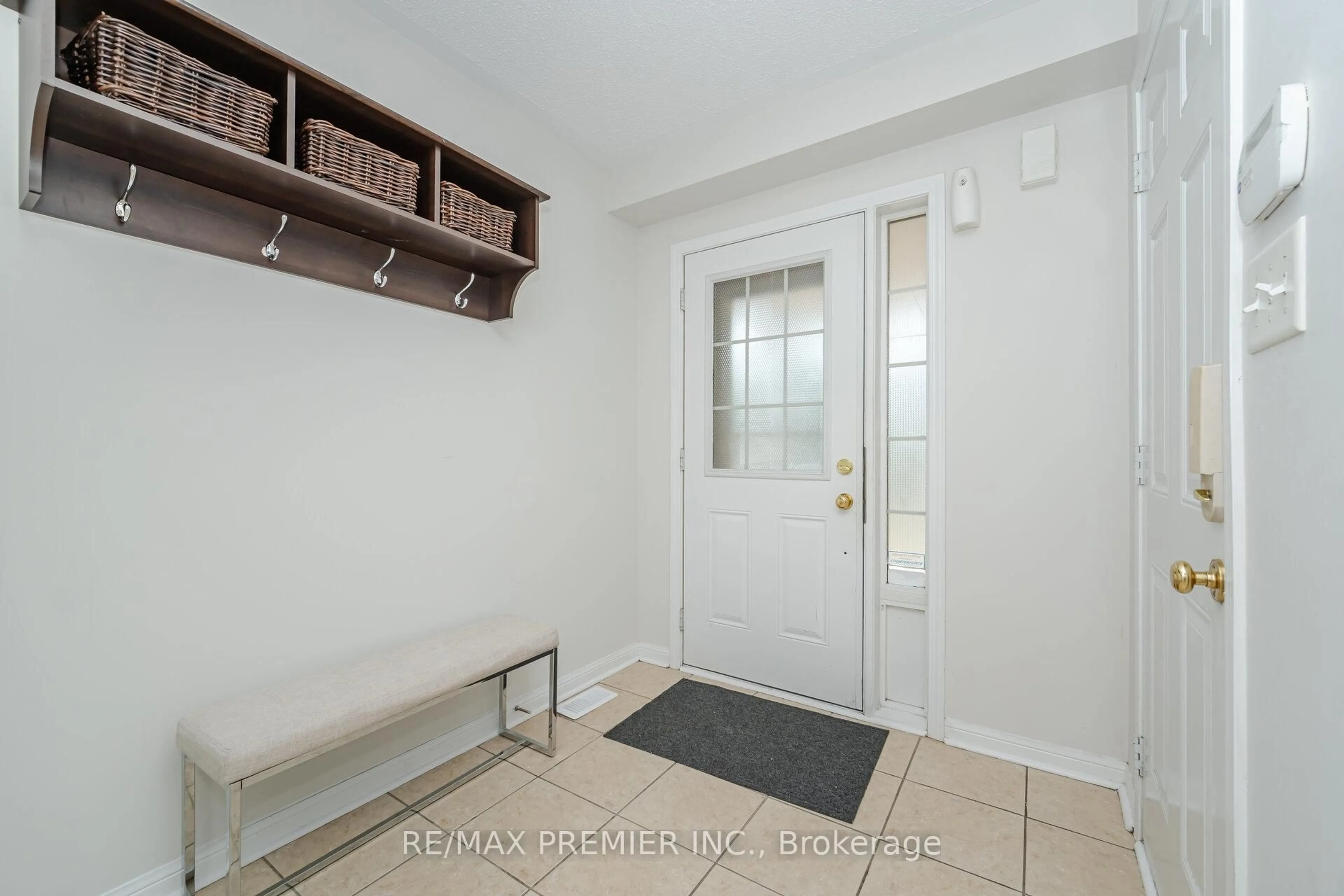 Indoor entryway for 3 Coachlight Cres, Brampton Ontario L6P 2Y6