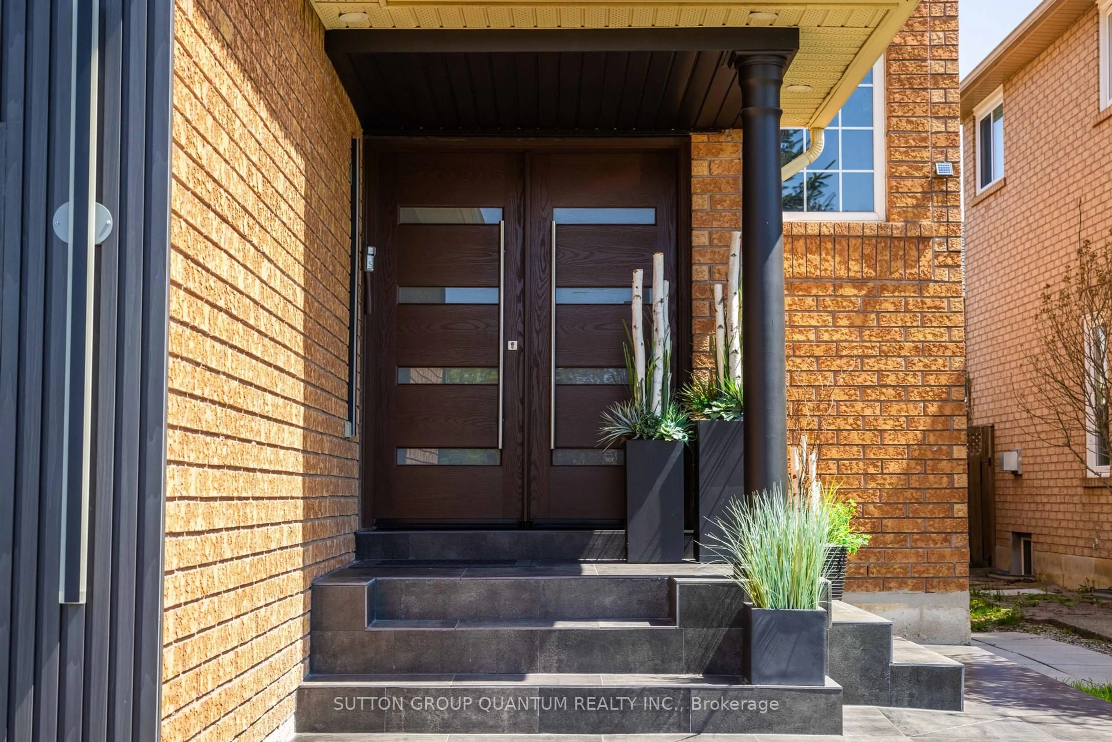 Indoor entryway for 7179 Terragar Blvd, Mississauga Ontario L5N 7L9