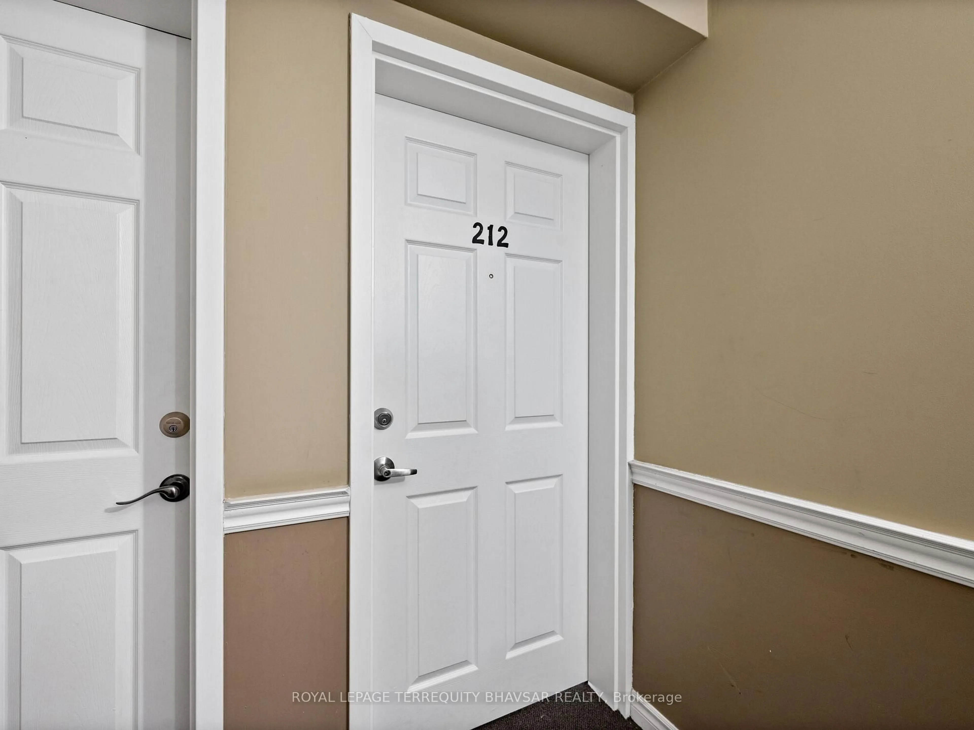 Indoor entryway for 2065 Appleby Line #212, Burlington Ontario L7L 7H2