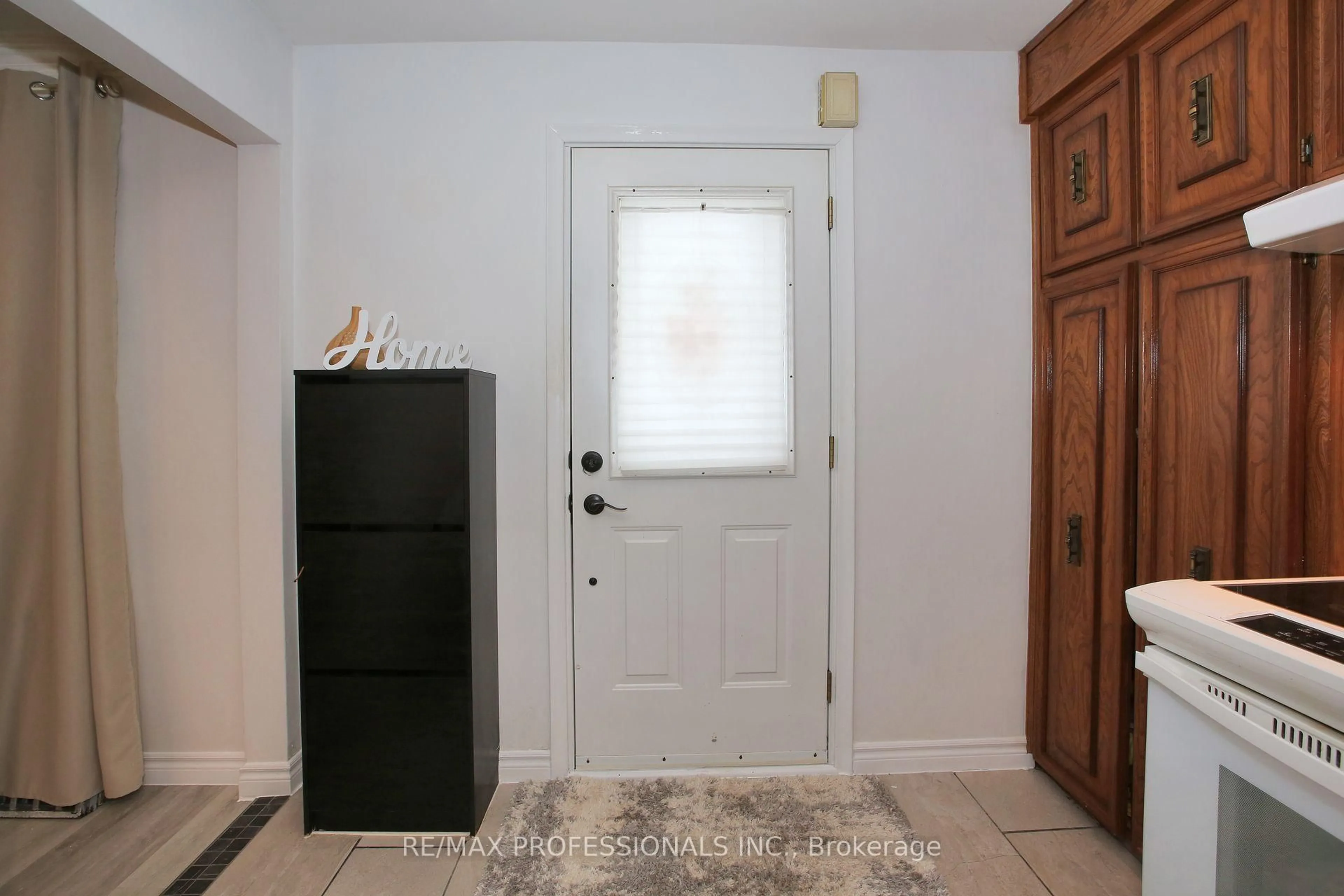 Indoor entryway for 96 Nordin Ave, Toronto Ontario M8Z 2B3