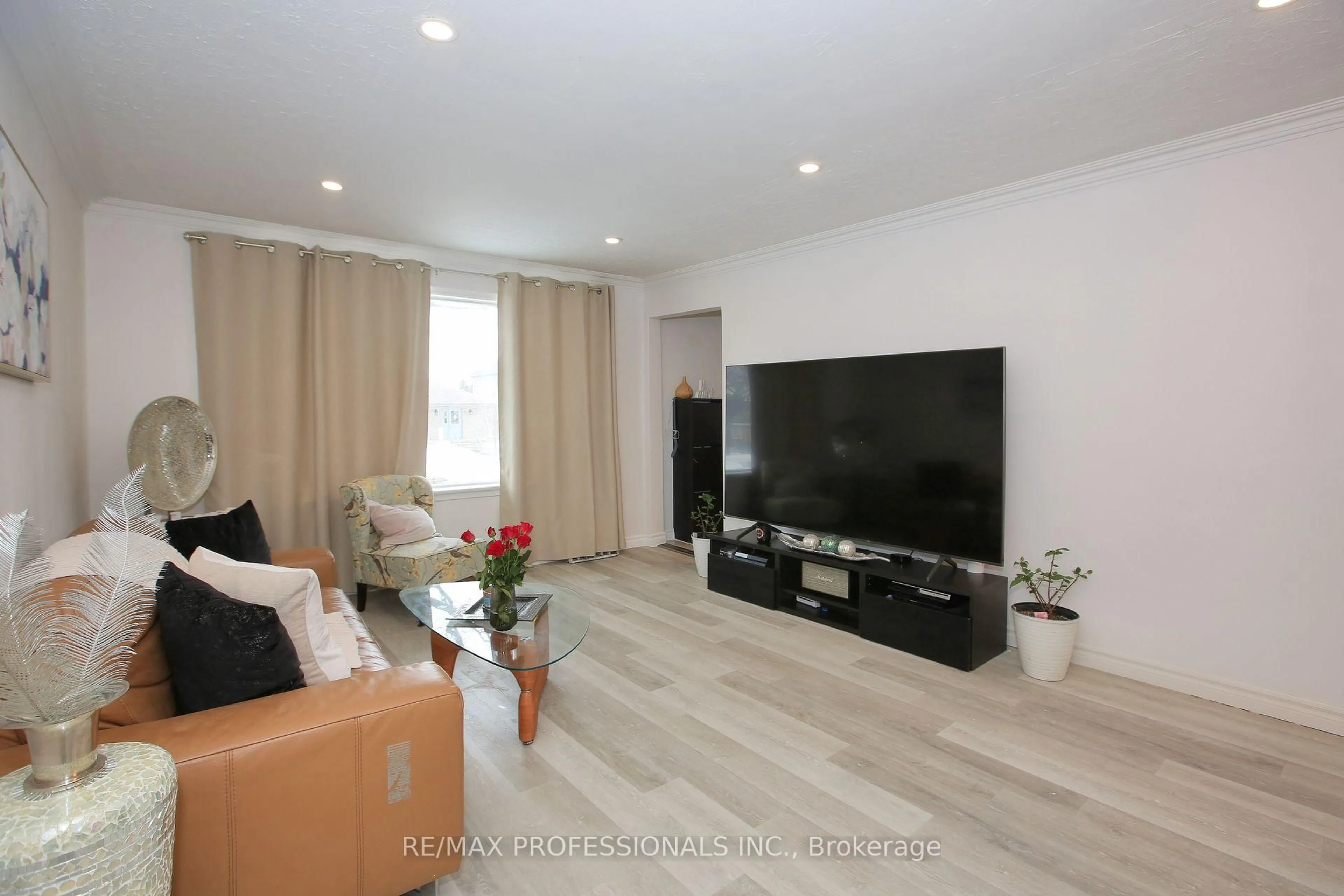 Living room with furniture, wood/laminate floor for 96 Nordin Ave, Toronto Ontario M8Z 2B3