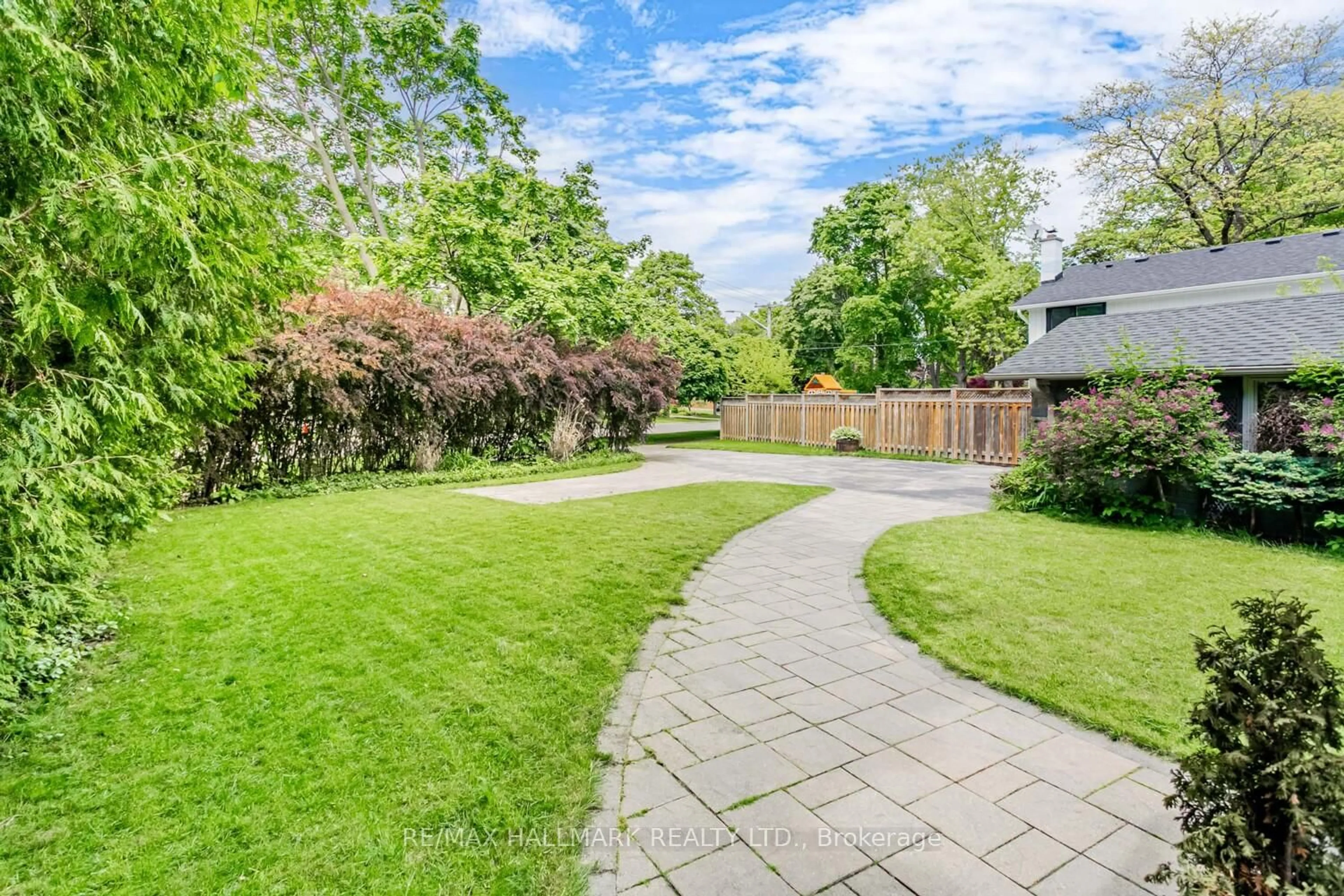Patio, street for 1974 Truscott Dr, Mississauga Ontario L5J 2A5