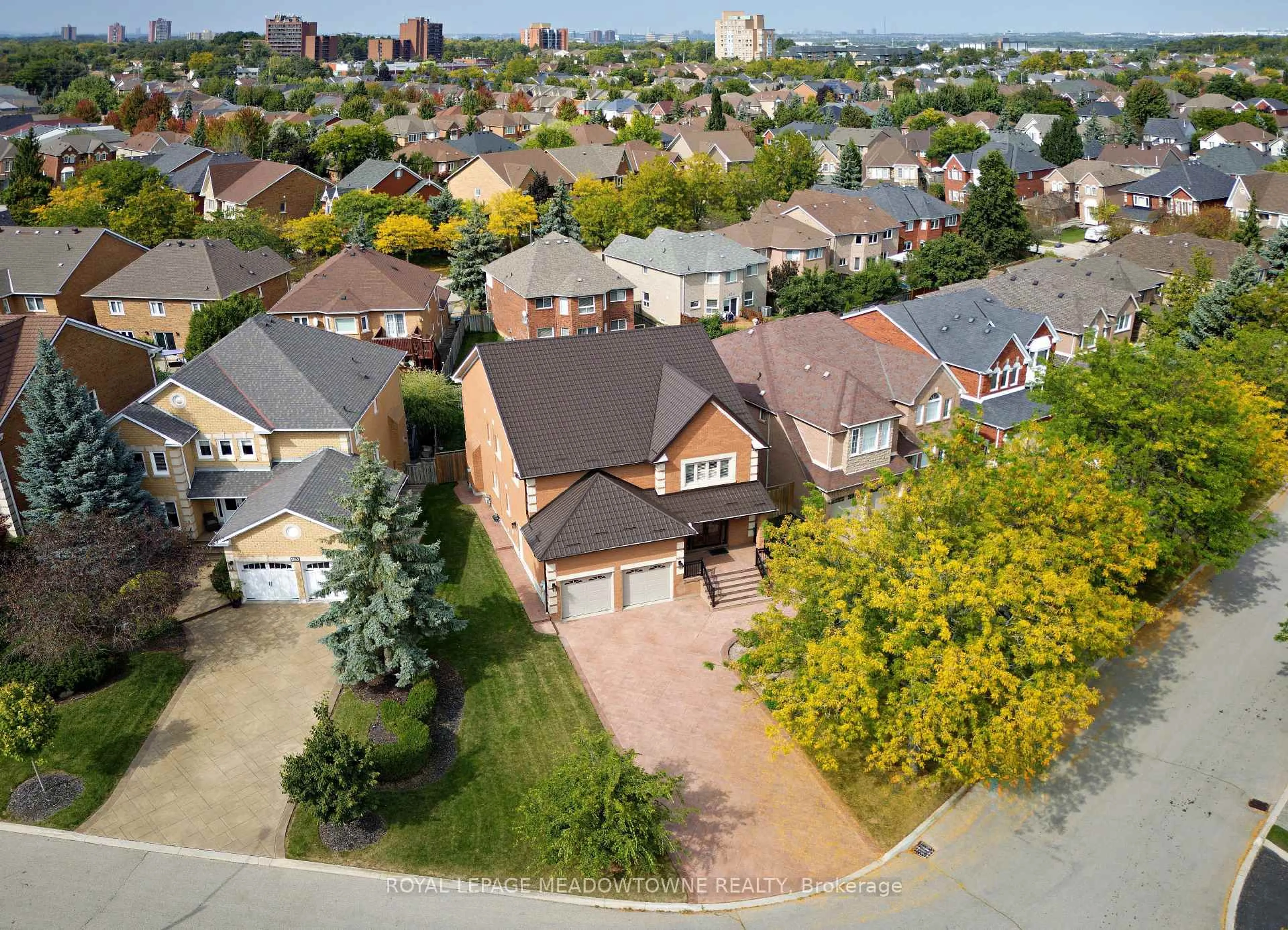 A pic from outside/outdoor area/front of a property/back of a property/a pic from drone, street for 2857 Termini Terr, Mississauga Ontario L5M 5S3