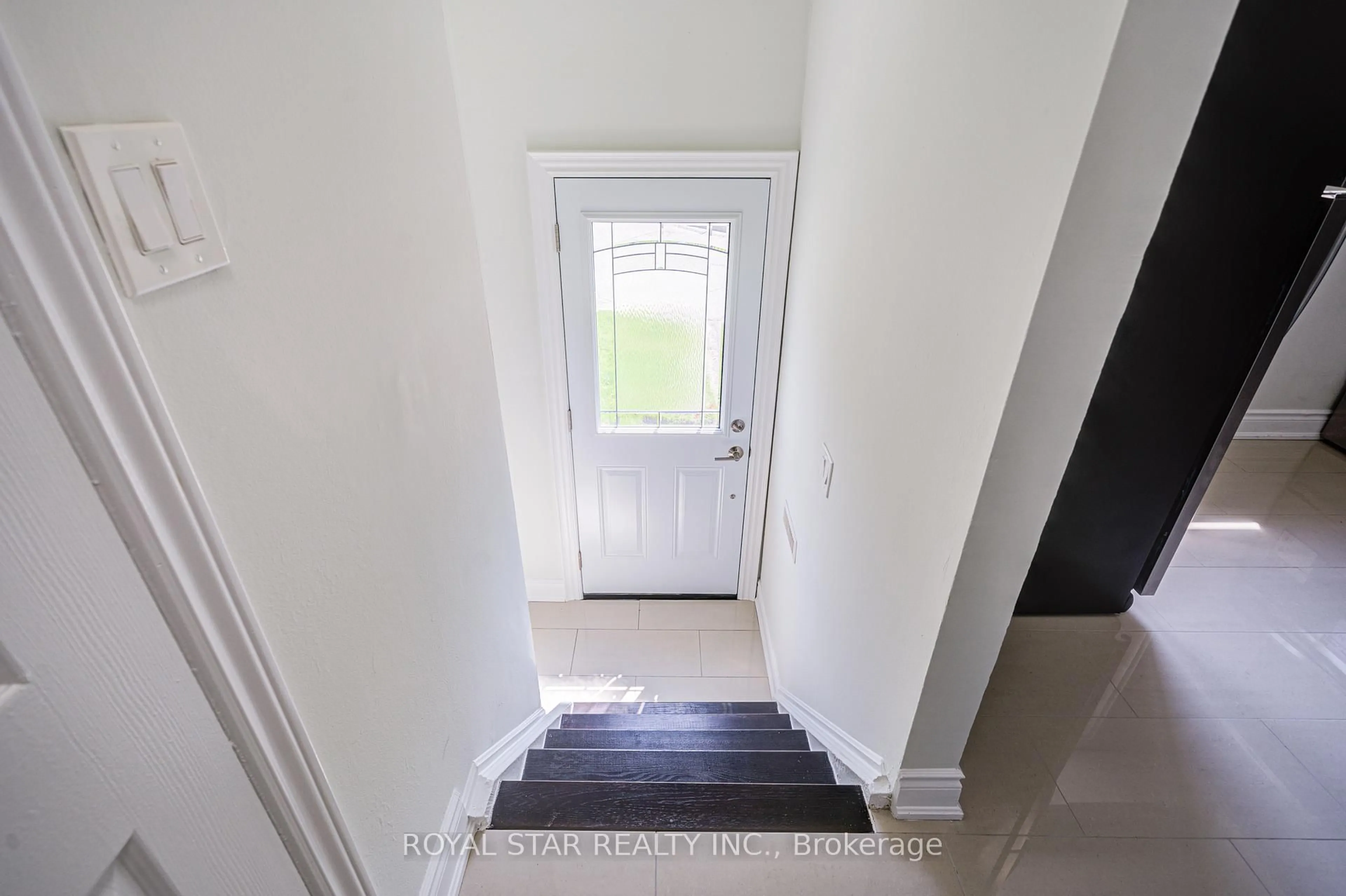 Indoor entryway for 400 Mississauga Valley Blvd #97, Mississauga Ontario L5A 3N6