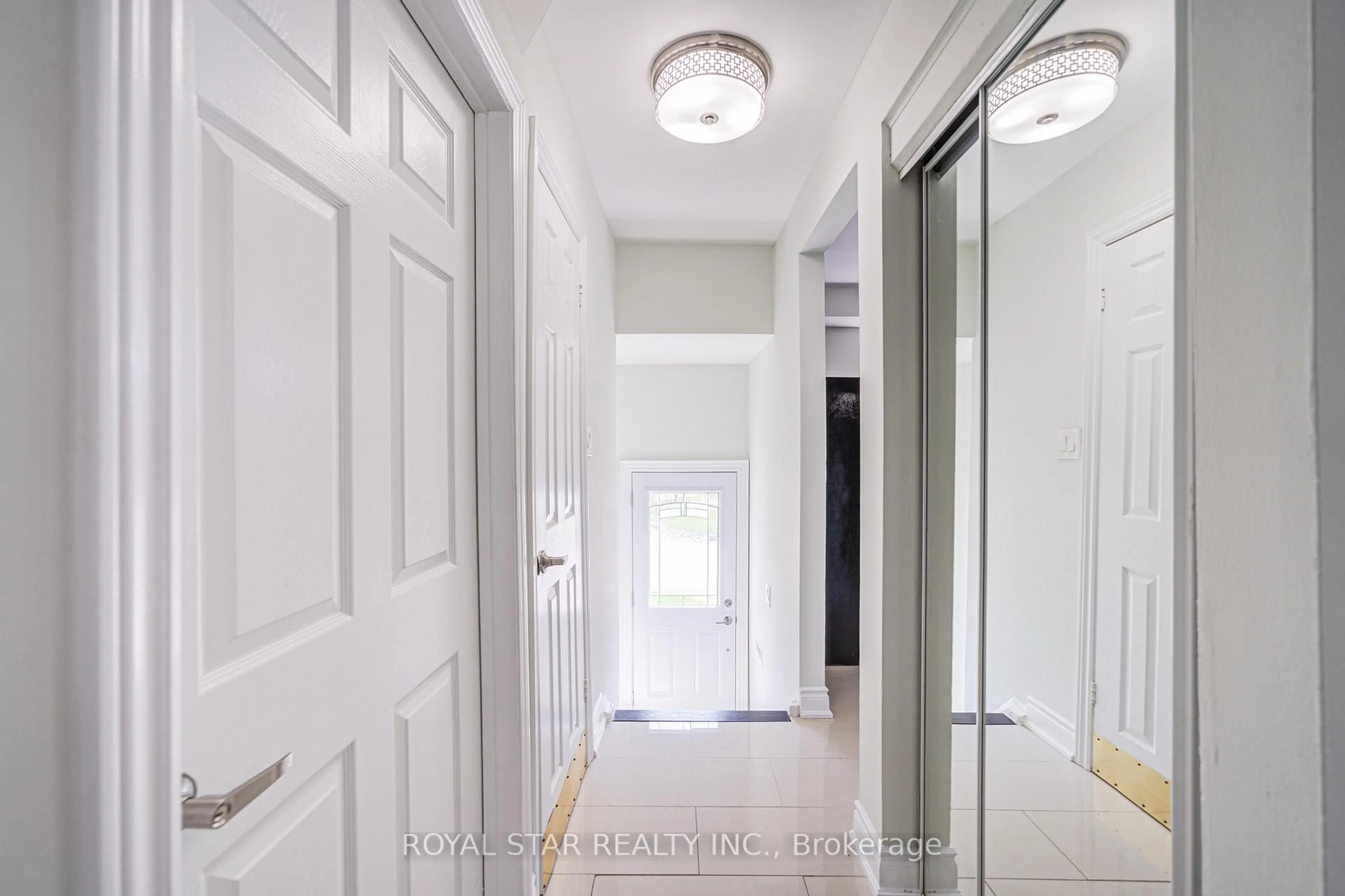 Indoor entryway for 400 Mississauga Valley Blvd #97, Mississauga Ontario L5A 3N6