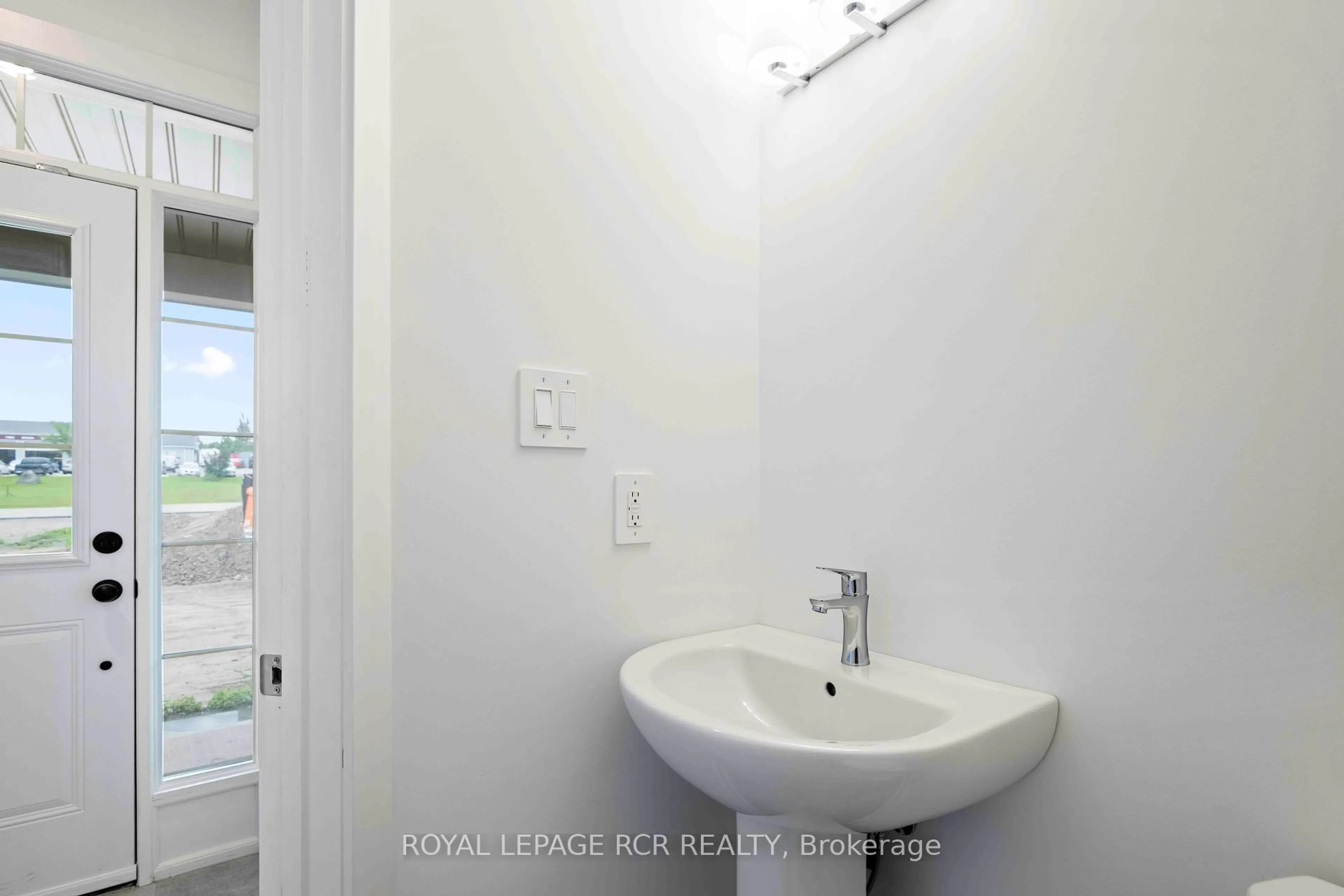 Standard bathroom, unknown for 690 Broadway #28, Orangeville Ontario L9W 5C8