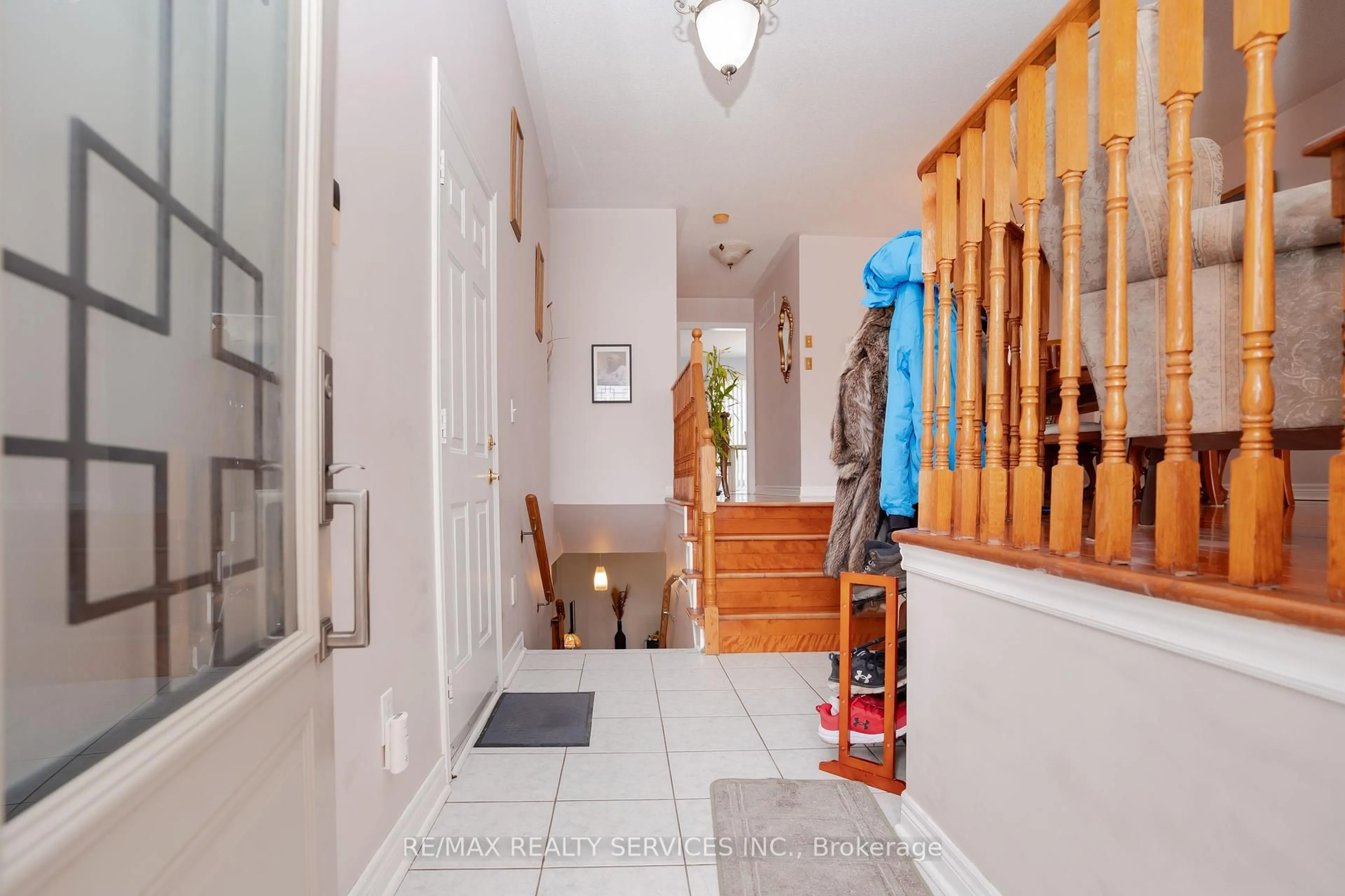 Indoor entryway for 195 Van Scott Dr, Brampton Ontario L7A 1V2