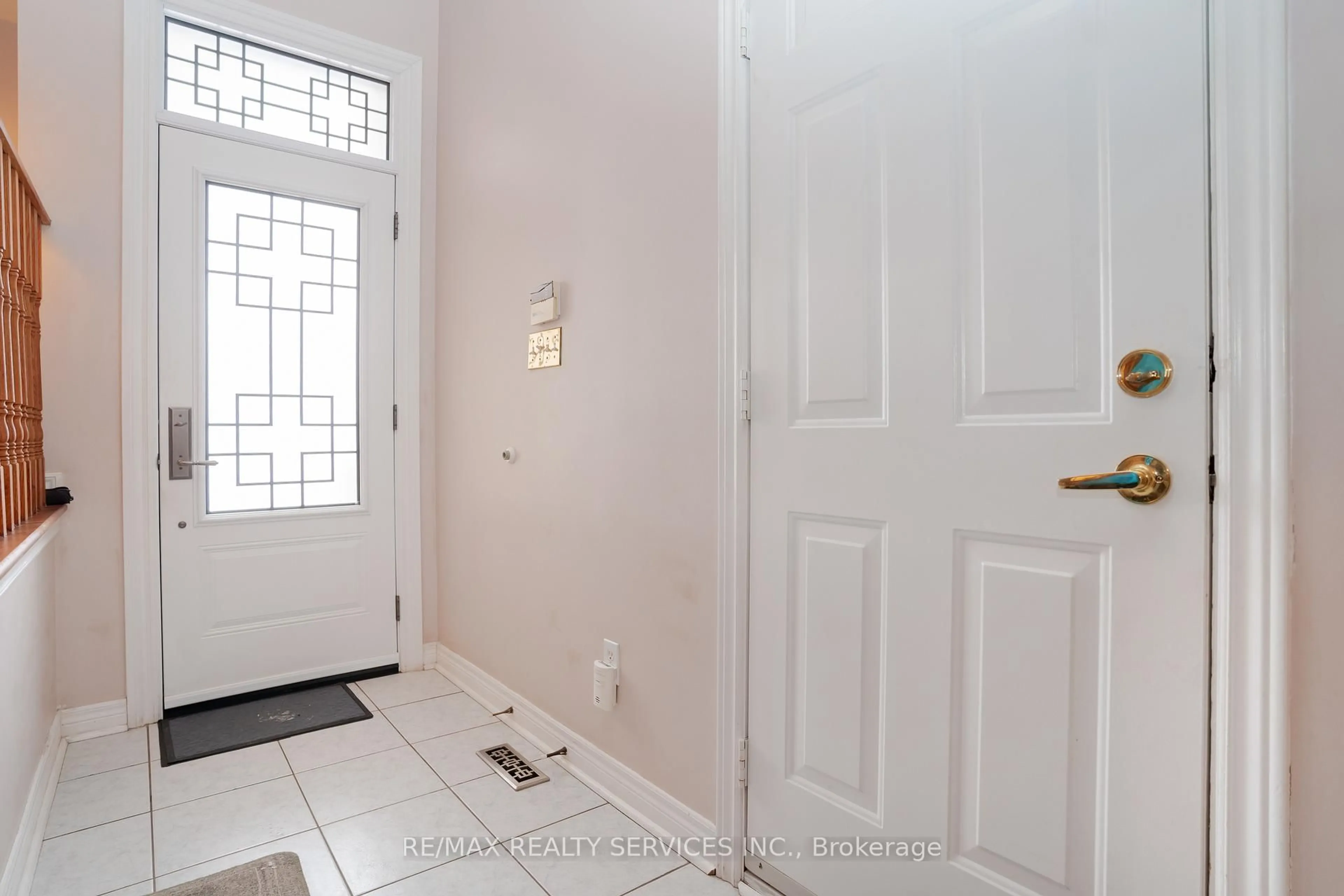 Indoor entryway for 195 Van Scott Dr, Brampton Ontario L7A 1V2
