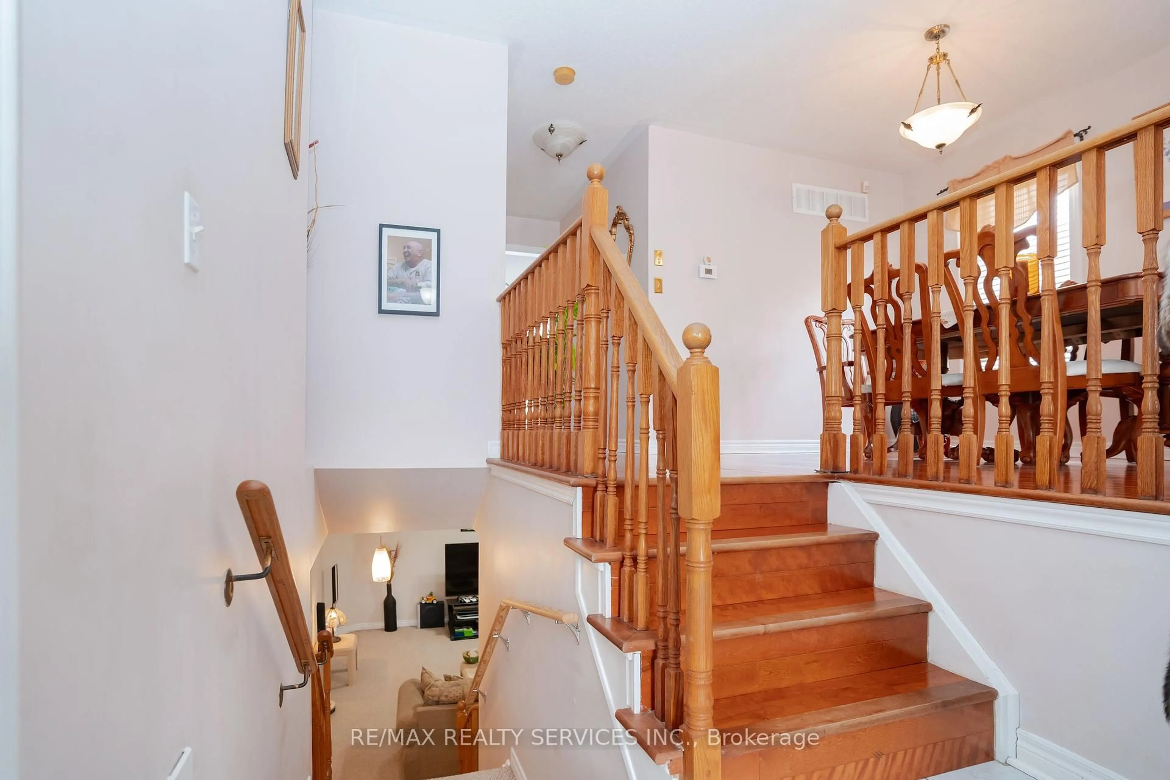 Indoor foyer for 195 Van Scott Dr, Brampton Ontario L7A 1V2