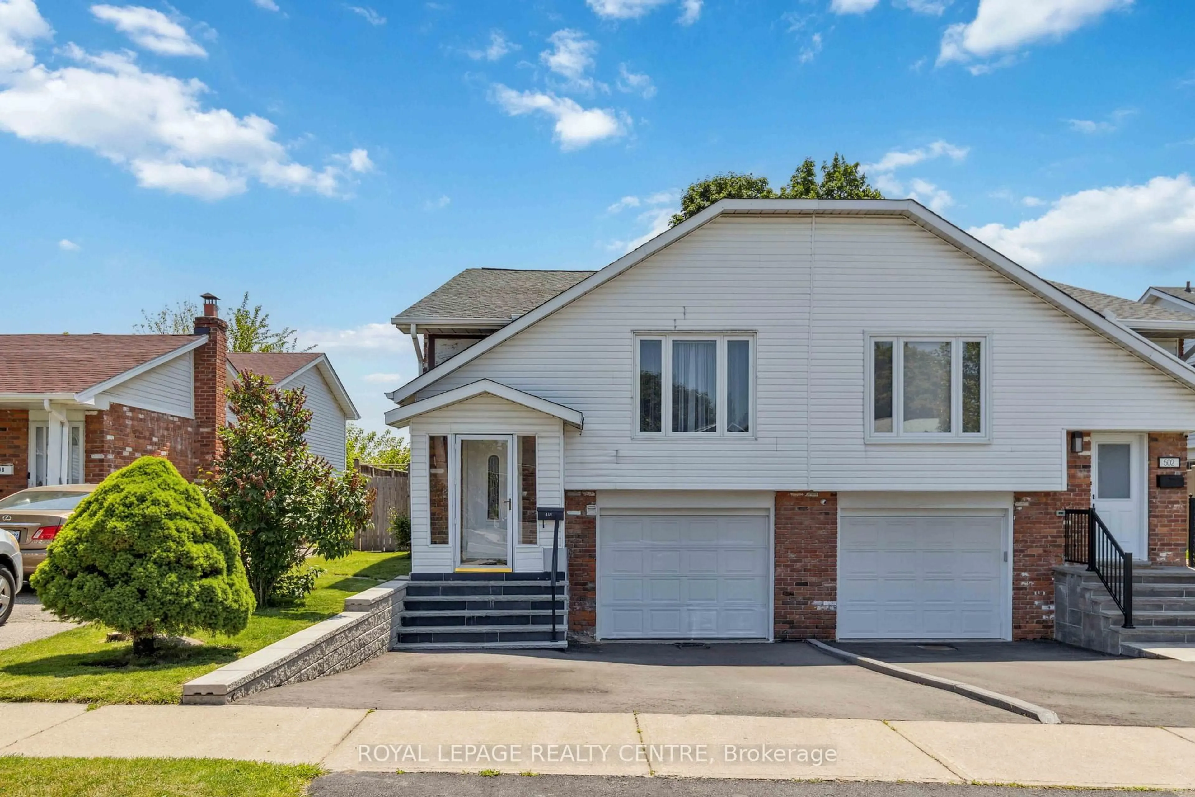 Home with vinyl exterior material, street for 504 Galedowns Crt, Mississauga Ontario L5A 3H9