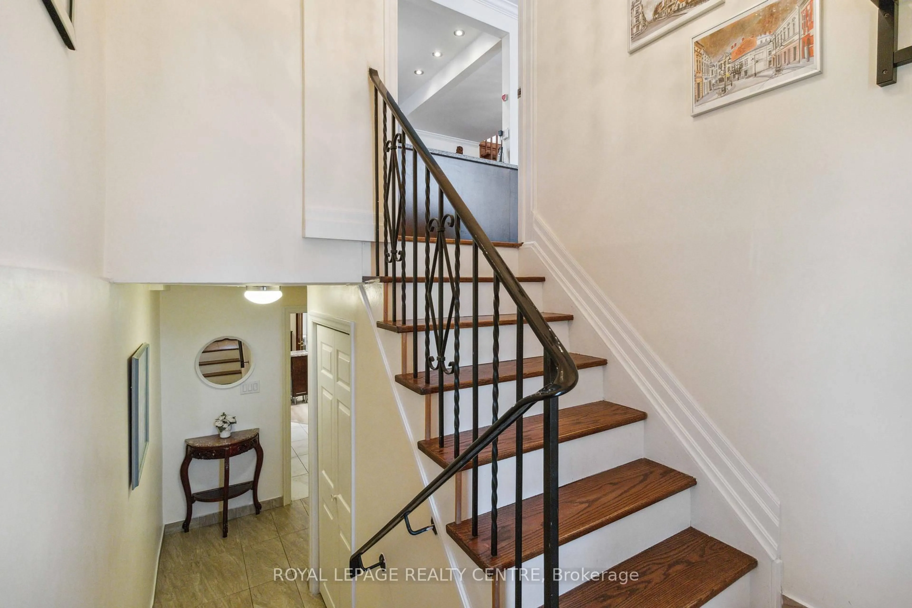 Unknown for 504 Galedowns Crt, Mississauga Ontario L5A 3H9
