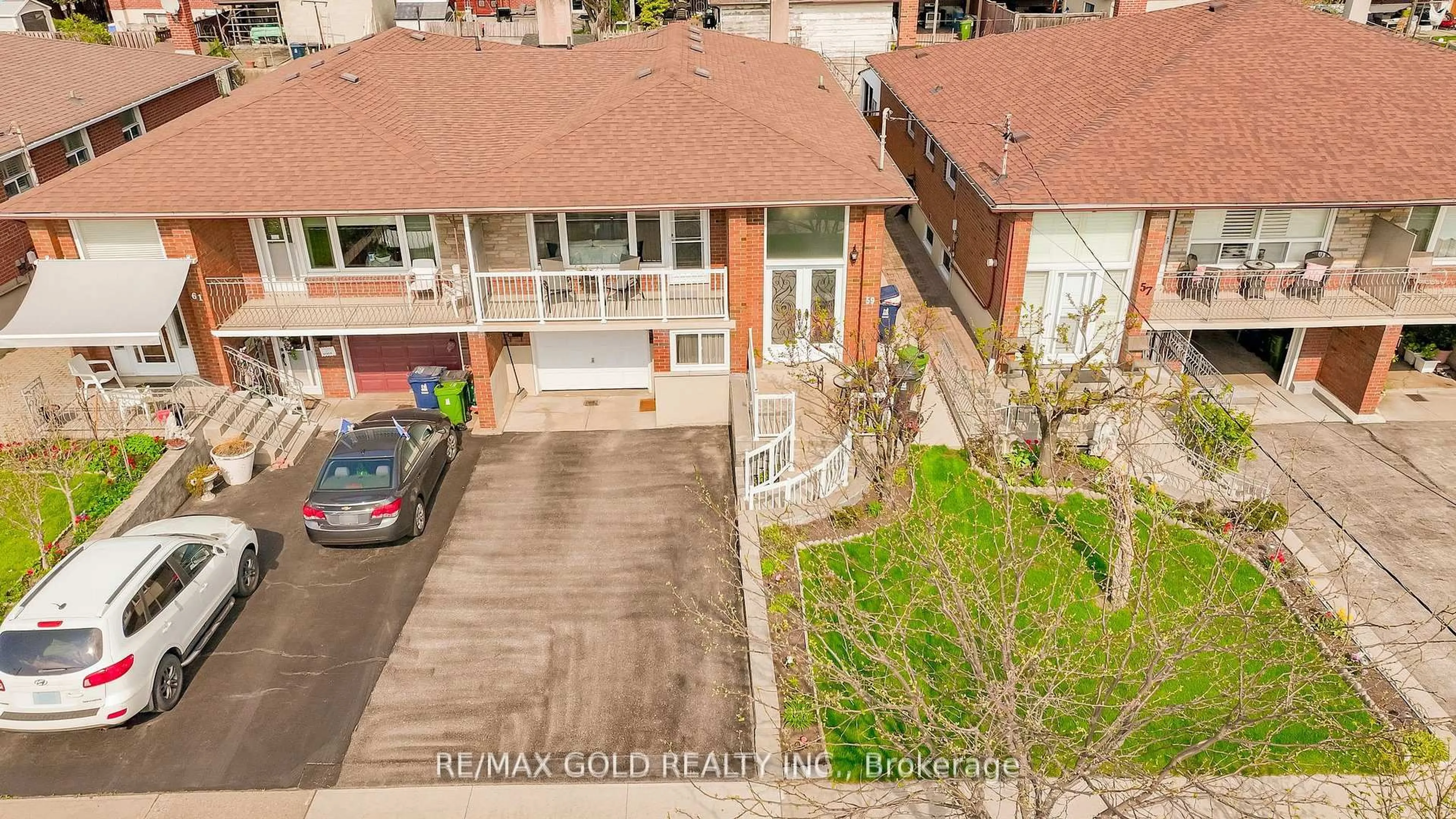 A pic from outside/outdoor area/front of a property/back of a property/a pic from drone, street for 59 Seacliff Blvd, Toronto Ontario M9L 2G7