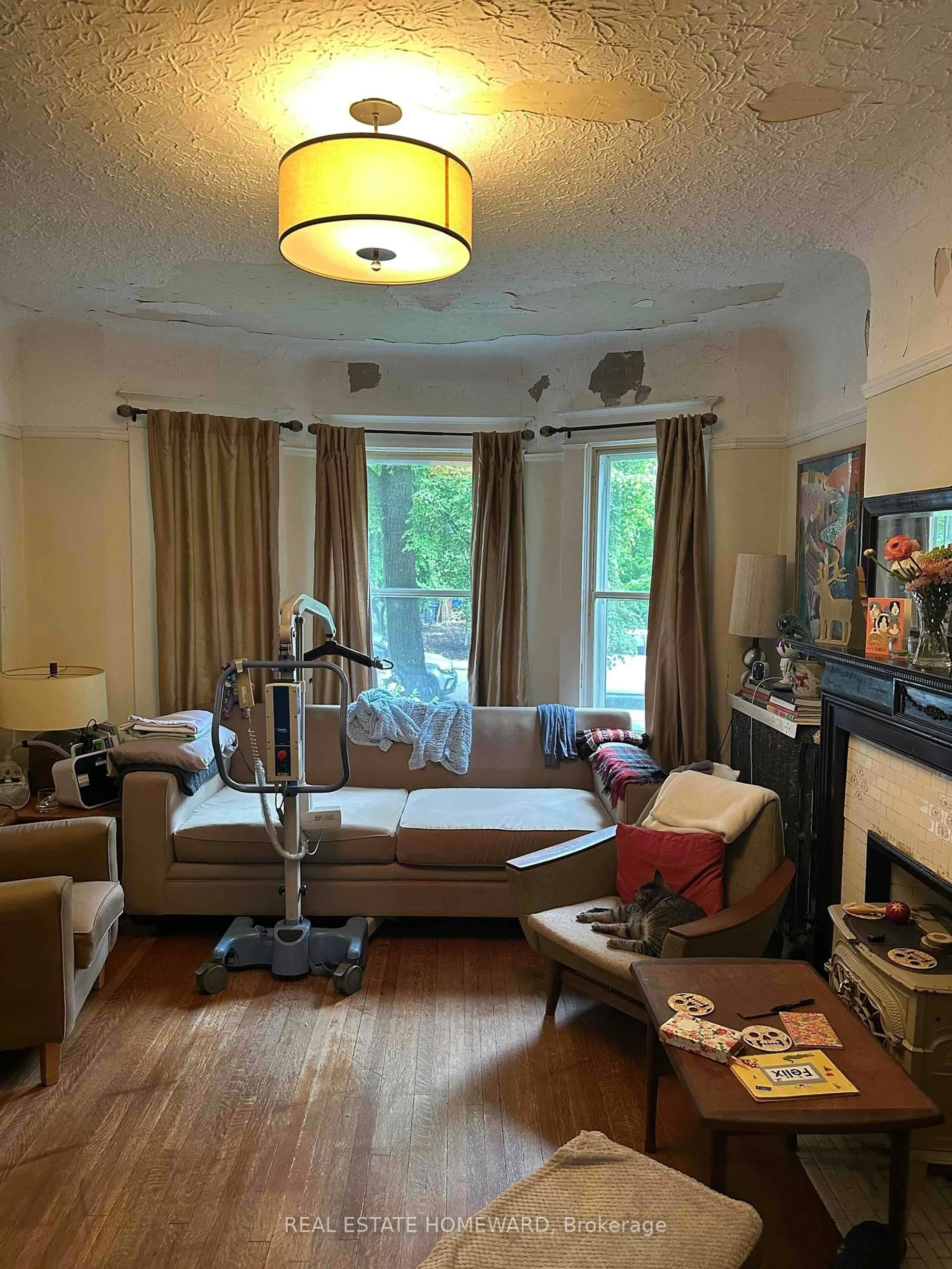 Living room with furniture, unknown for 48 Parkway Ave, Toronto Ontario M6R 1T5