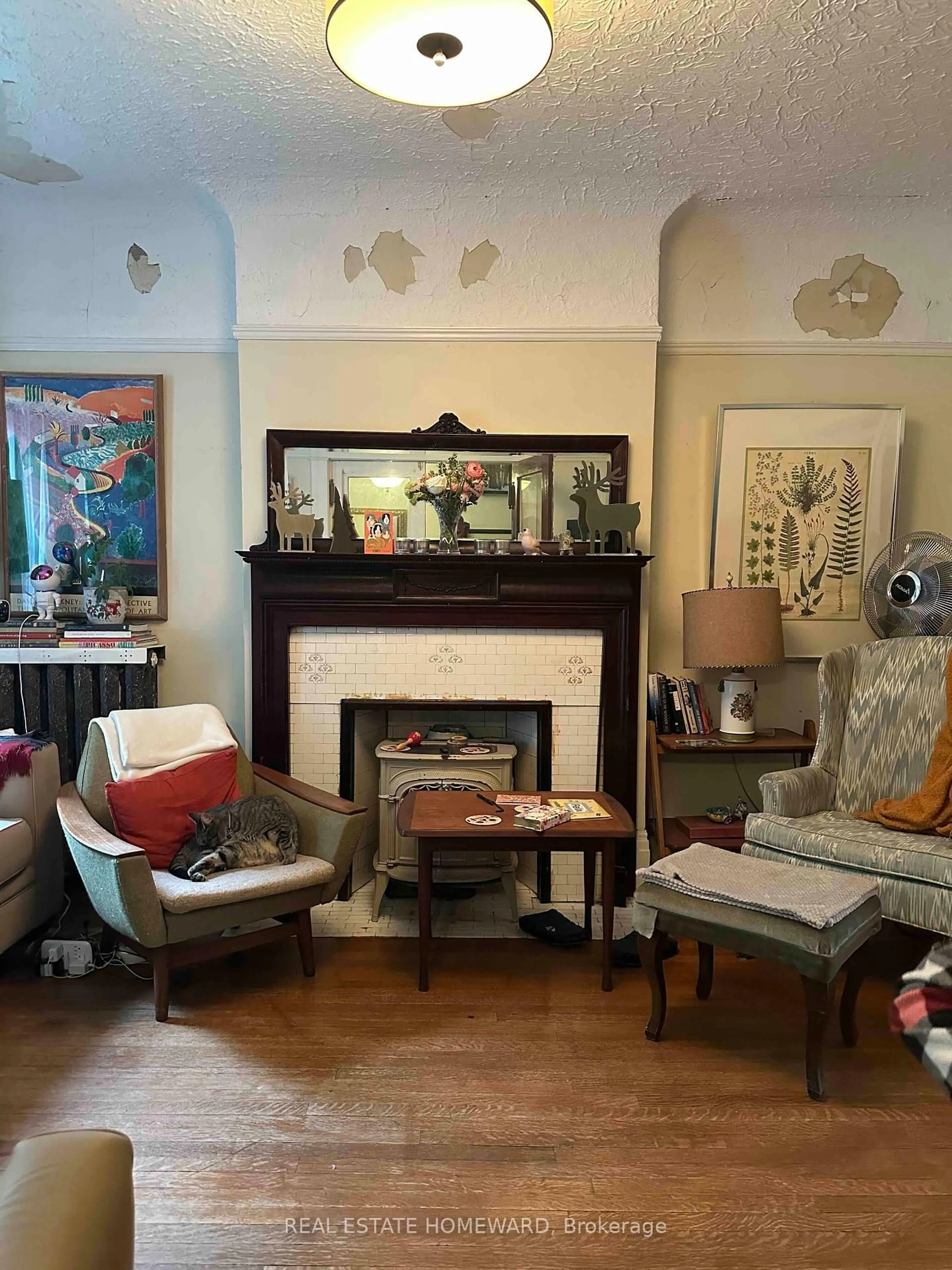 Living room with furniture, unknown for 48 Parkway Ave, Toronto Ontario M6R 1T5