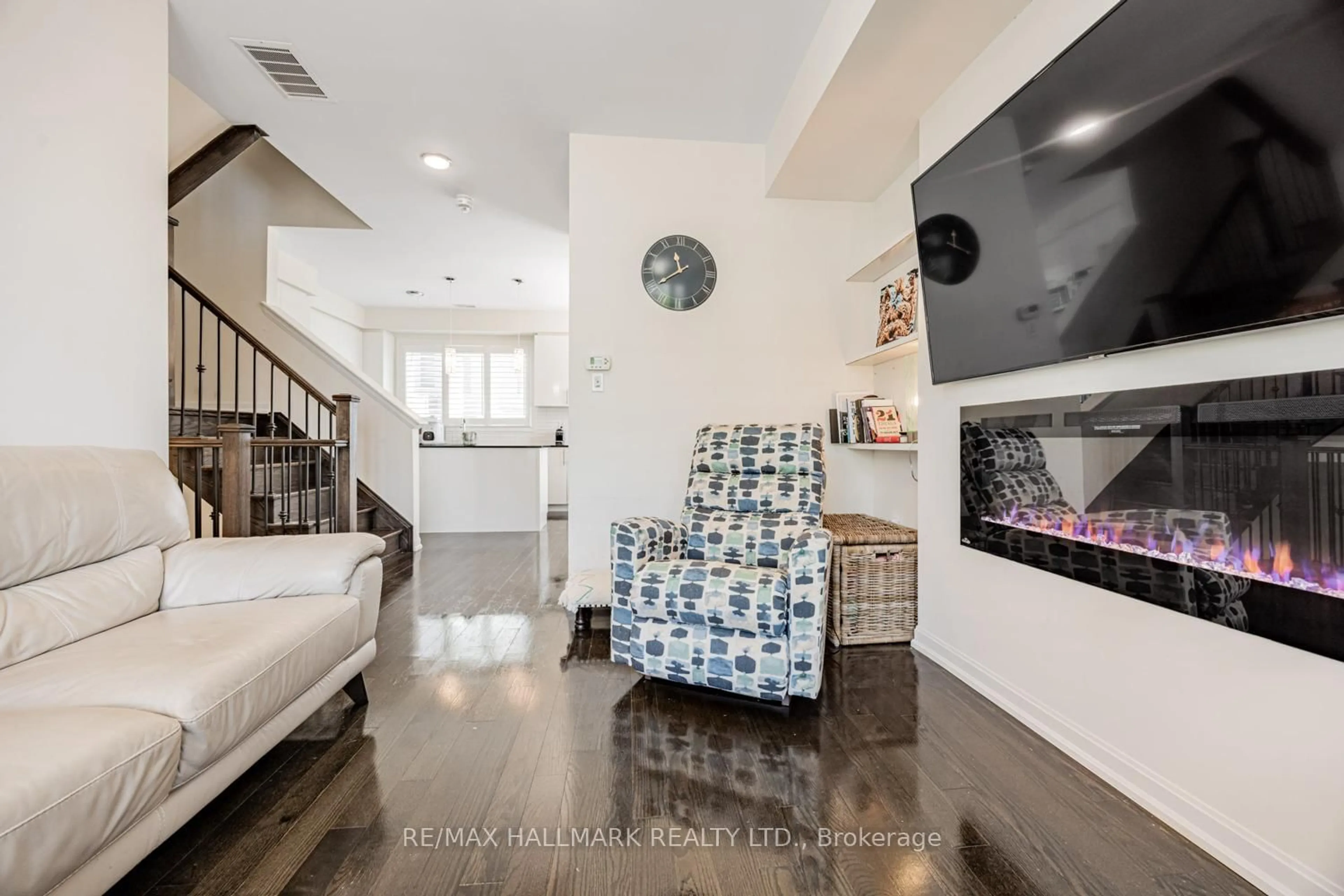 Indoor entryway for 11 Caroline Carpenter Grve, Toronto Ontario M3K 0B1