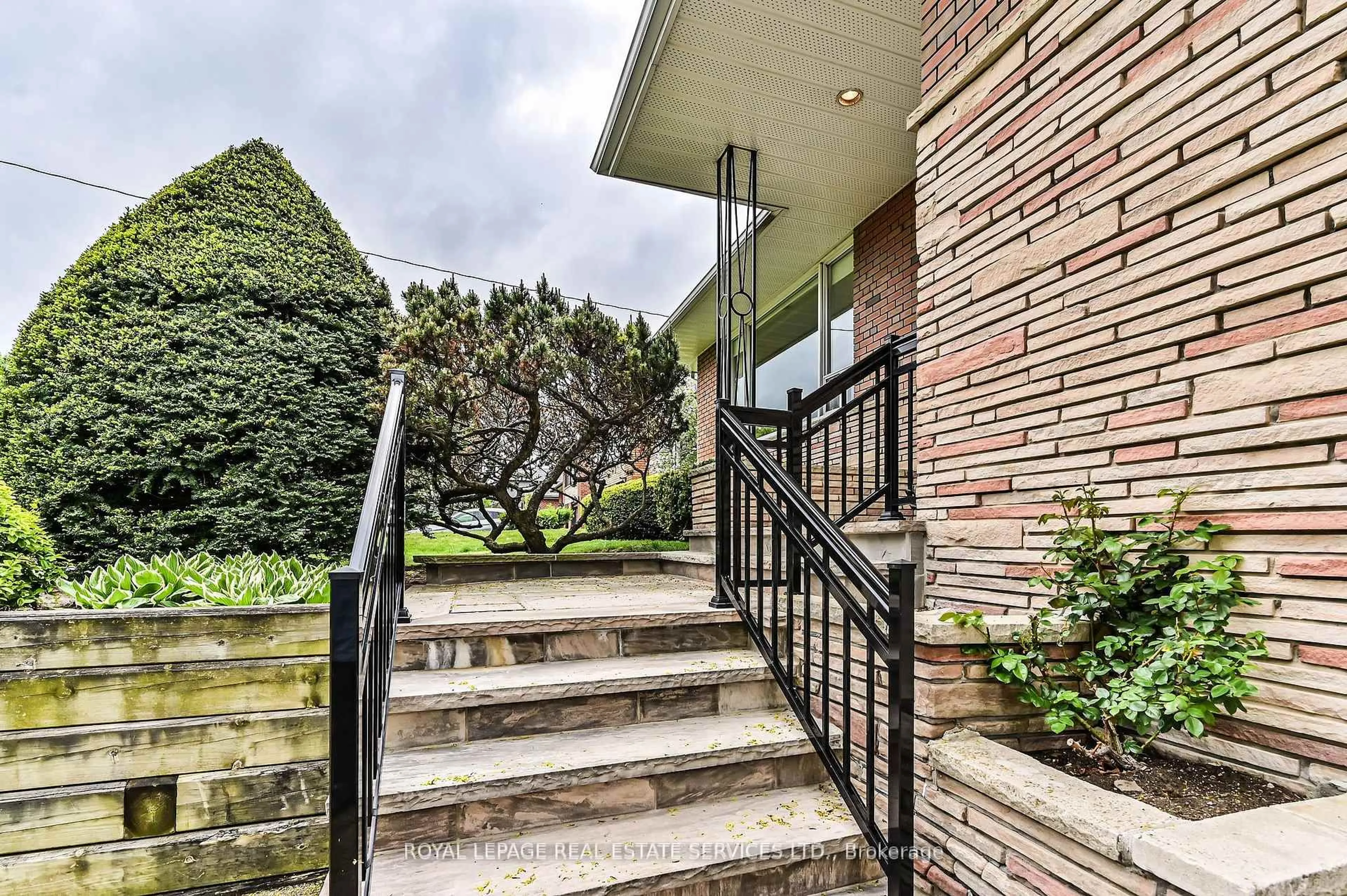 Unknown for 20 Munhall Rd, Toronto Ontario M9P 1P9