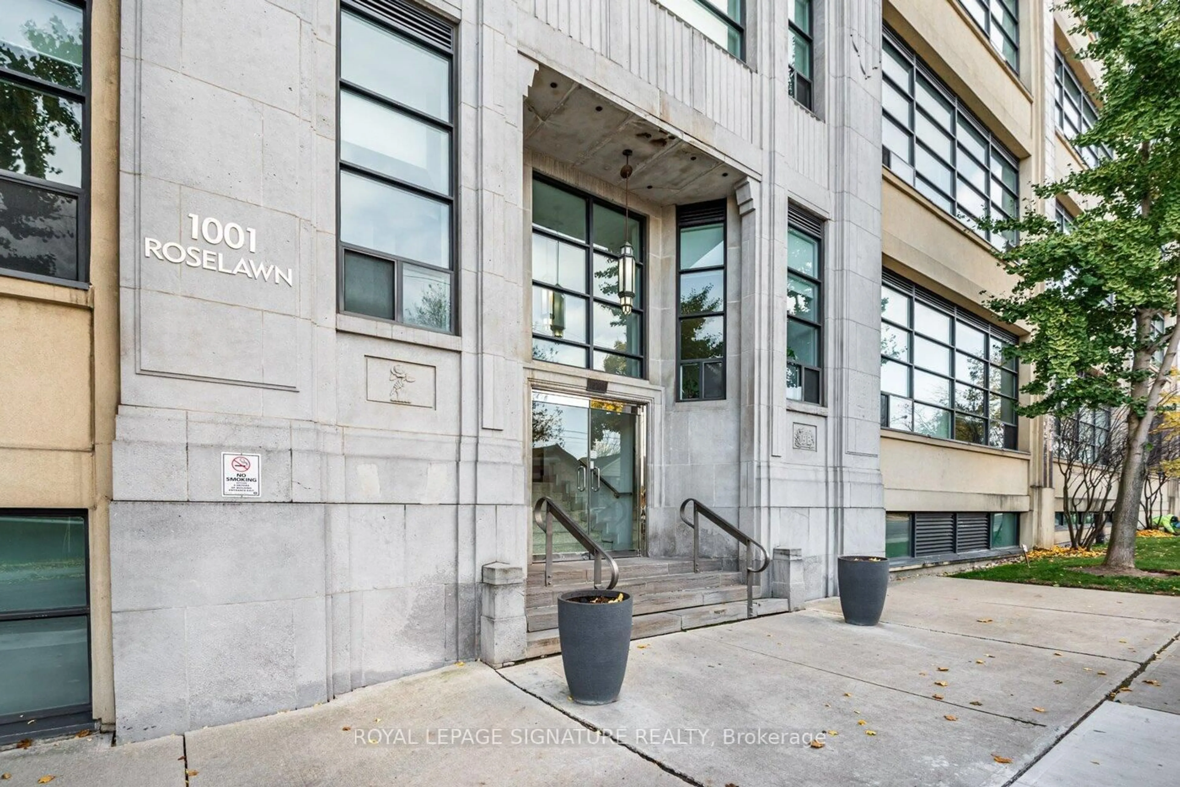 Indoor foyer for 1001 Roselawn Ave #108, Toronto Ontario M6B 4M4