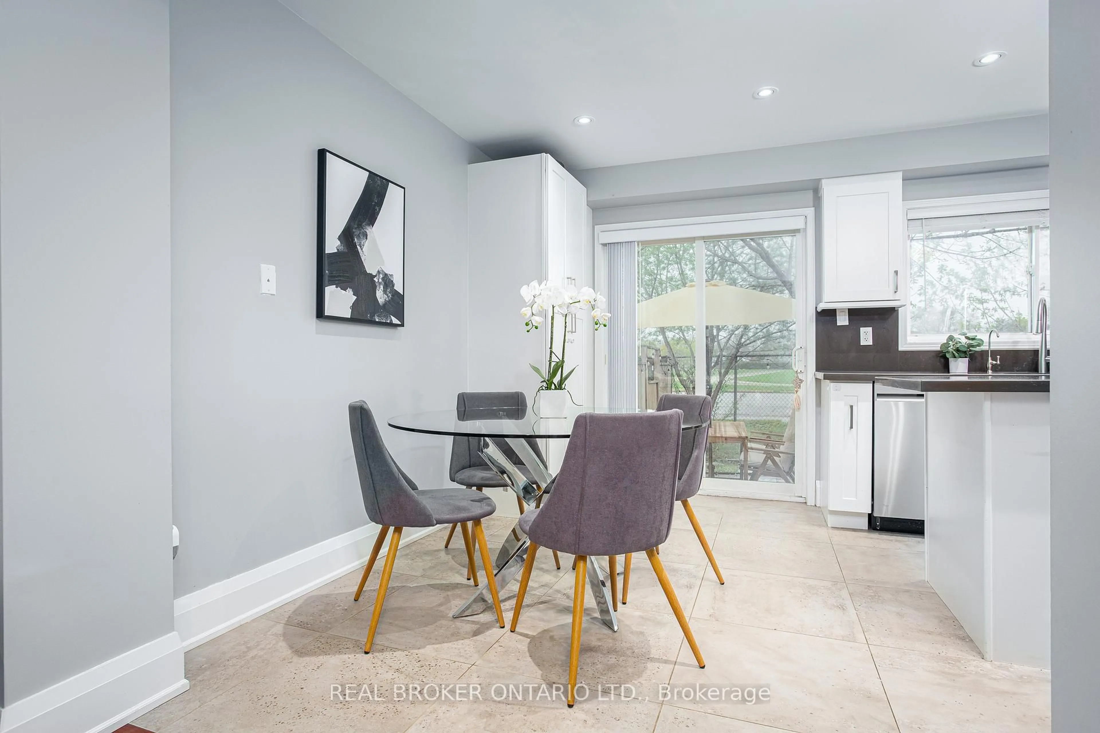 Contemporary kitchen, unknown for 86 Joymar Dr #TH71, Mississauga Ontario L5M 7Z6