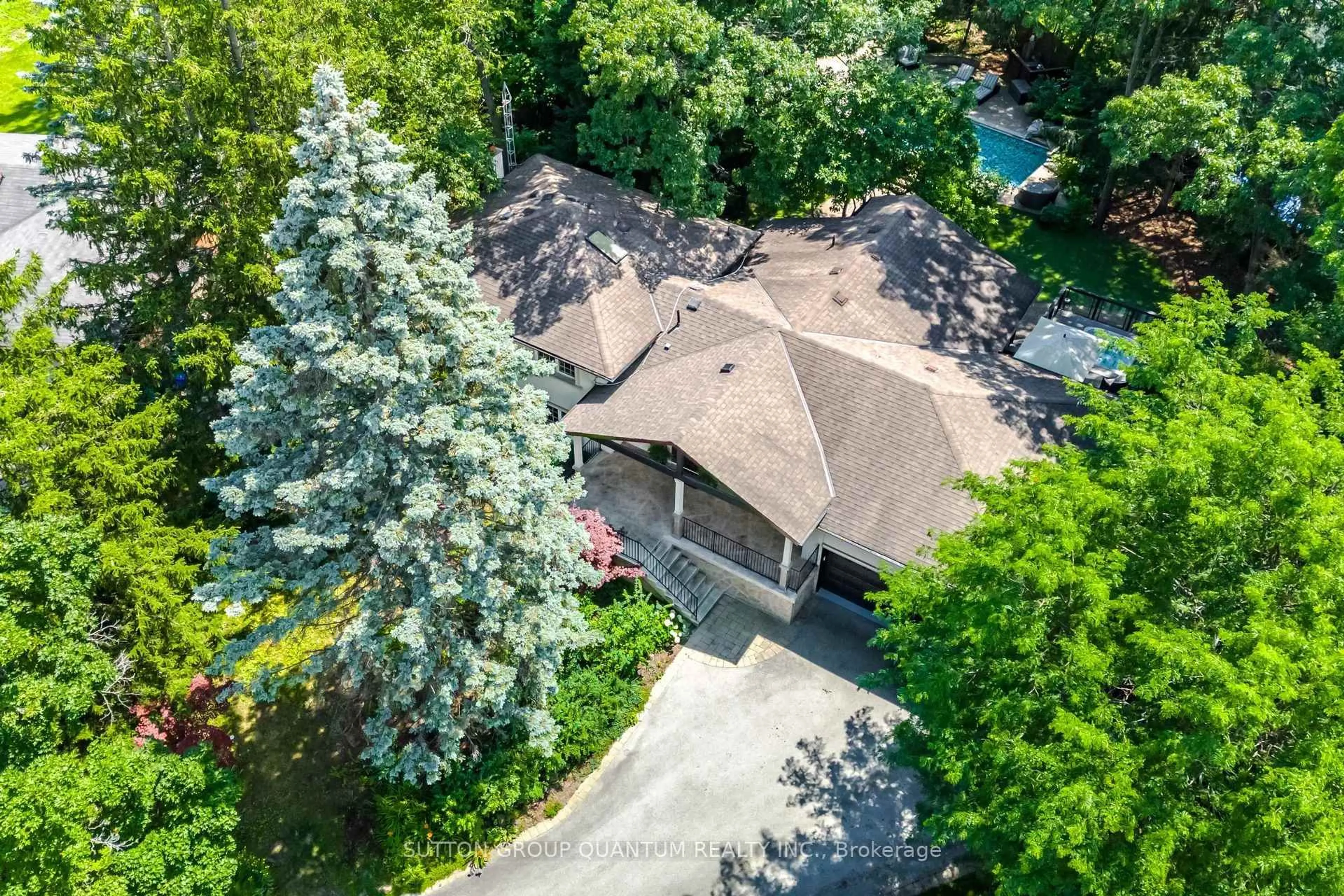 A pic from outside/outdoor area/front of a property/back of a property/a pic from drone, street for 1063 Greenoaks Dr, Mississauga Ontario L5J 3A1