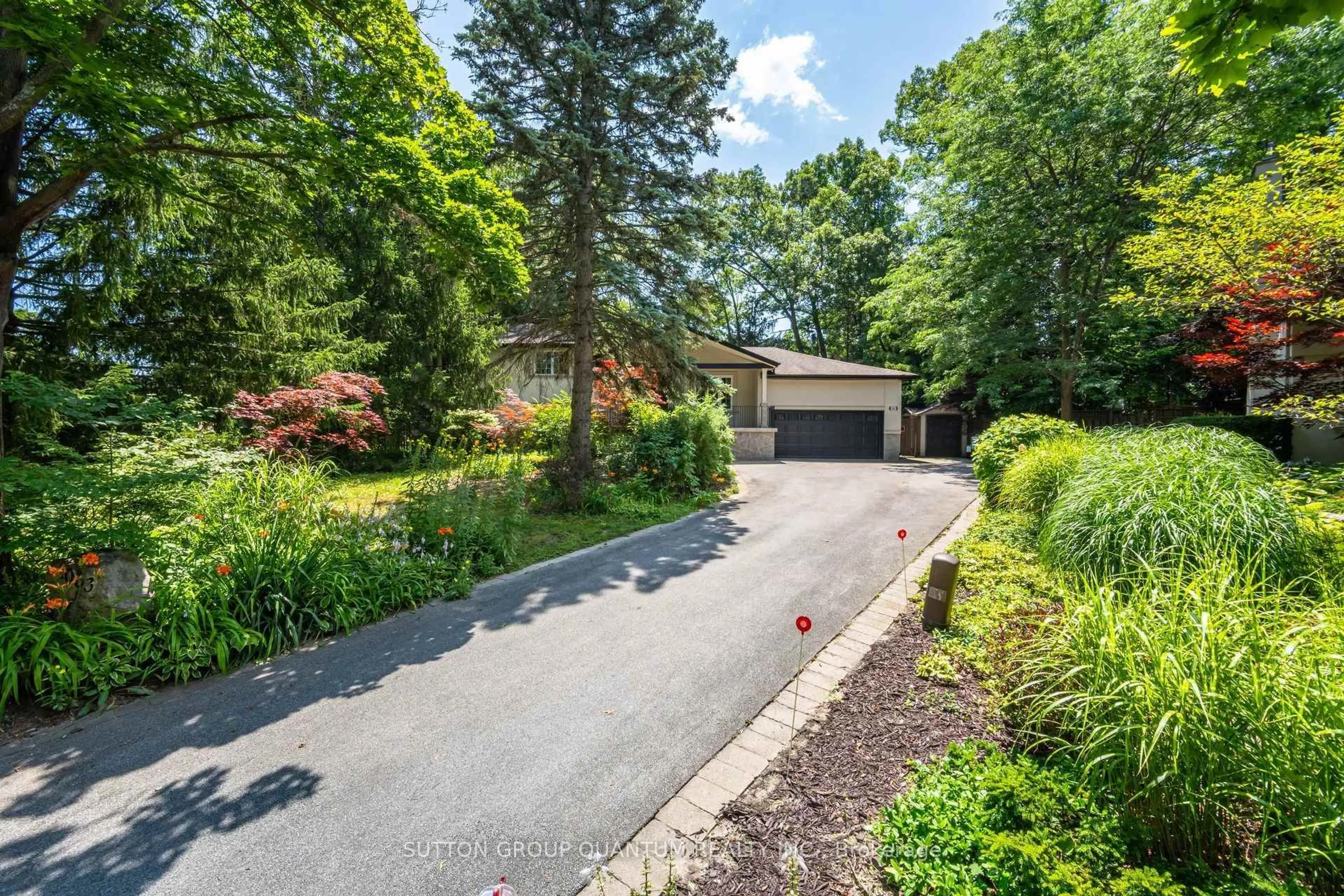 A pic from outside/outdoor area/front of a property/back of a property/a pic from drone, street for 1063 Greenoaks Dr, Mississauga Ontario L5J 3A1