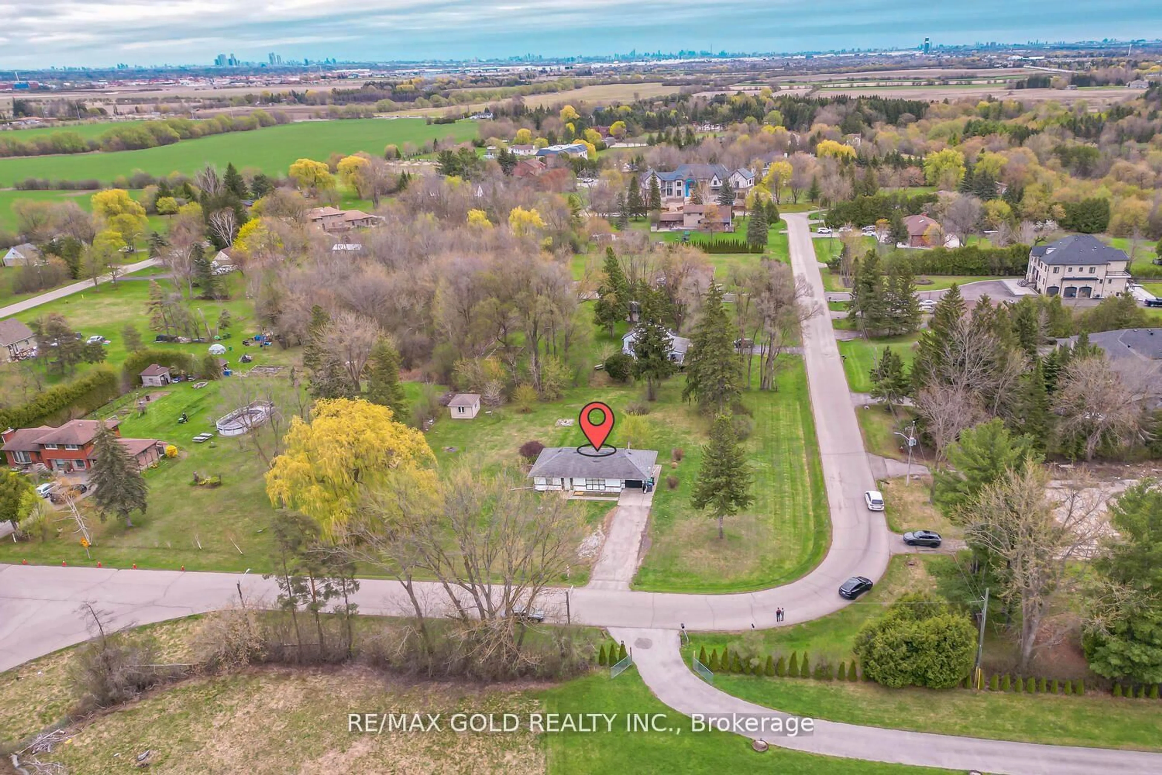 A pic from outside/outdoor area/front of a property/back of a property/a pic from drone, street for 59 Marysfield Dr, Brampton Ontario L6P 0J2