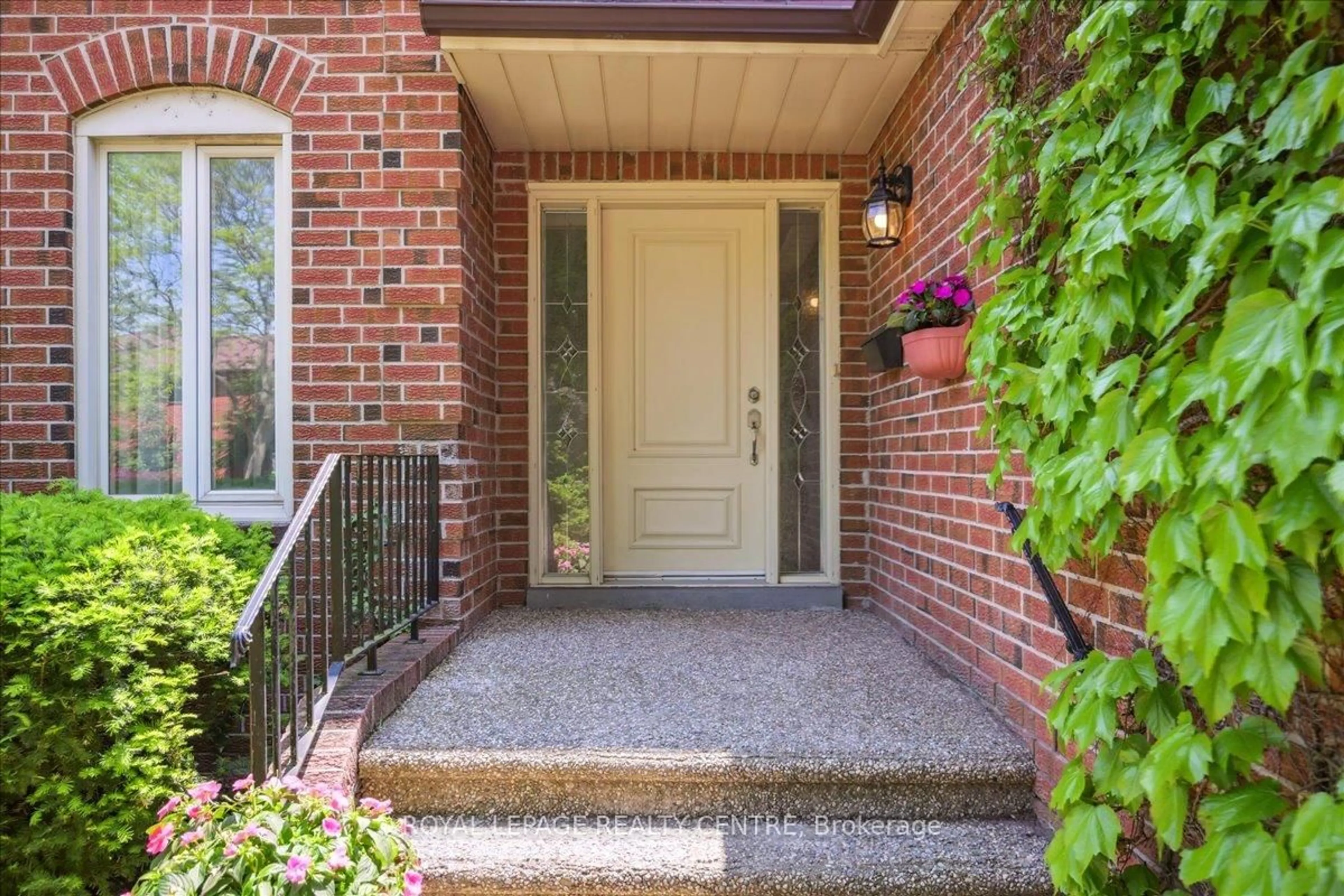 Home with brick exterior material, street for 1898 Flintlock Crt, Mississauga Ontario L5L 3E1