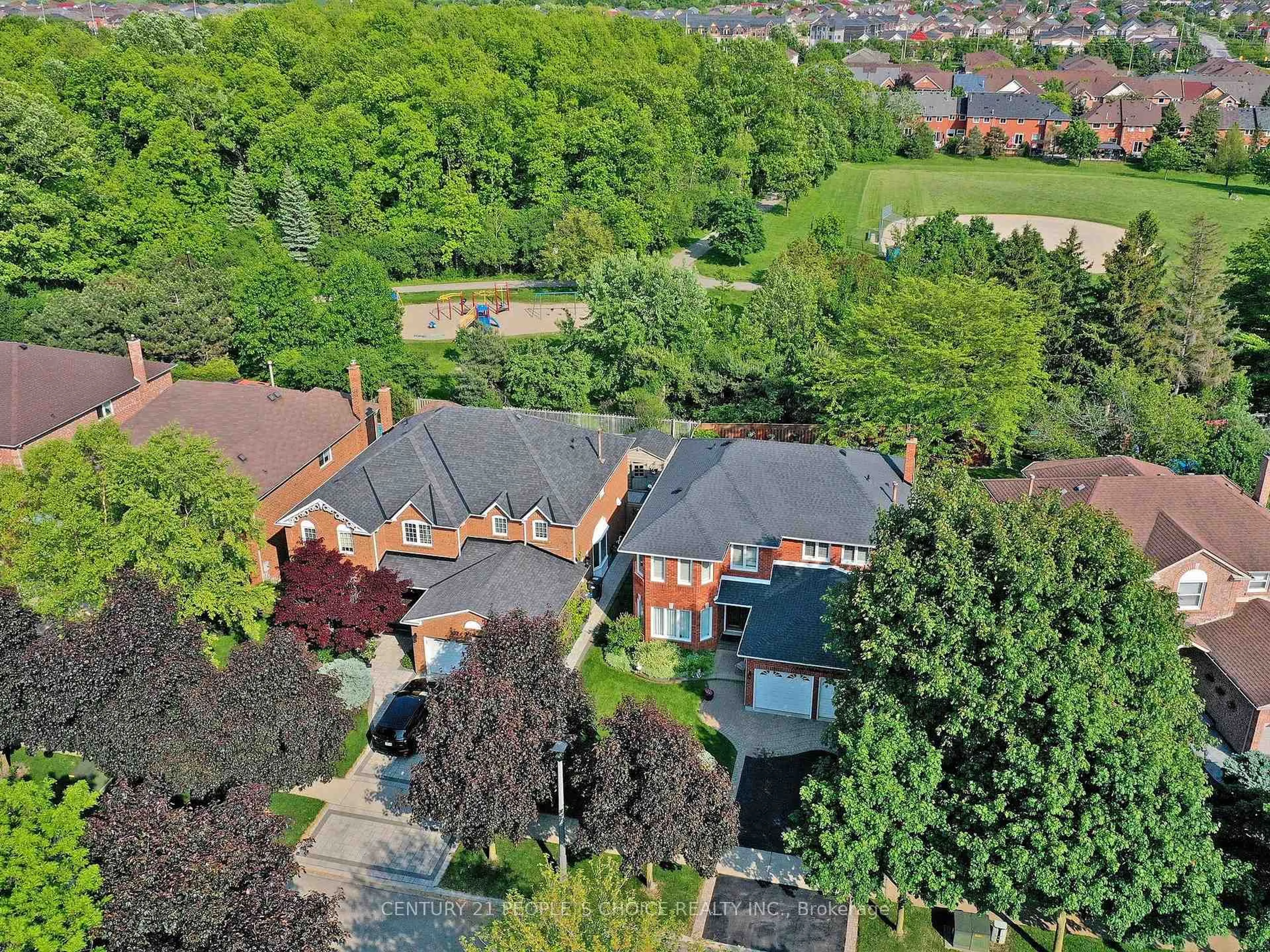 A pic from outside/outdoor area/front of a property/back of a property/a pic from drone, street for 1340 Whitewater Lane, Mississauga Ontario L5V 1L8