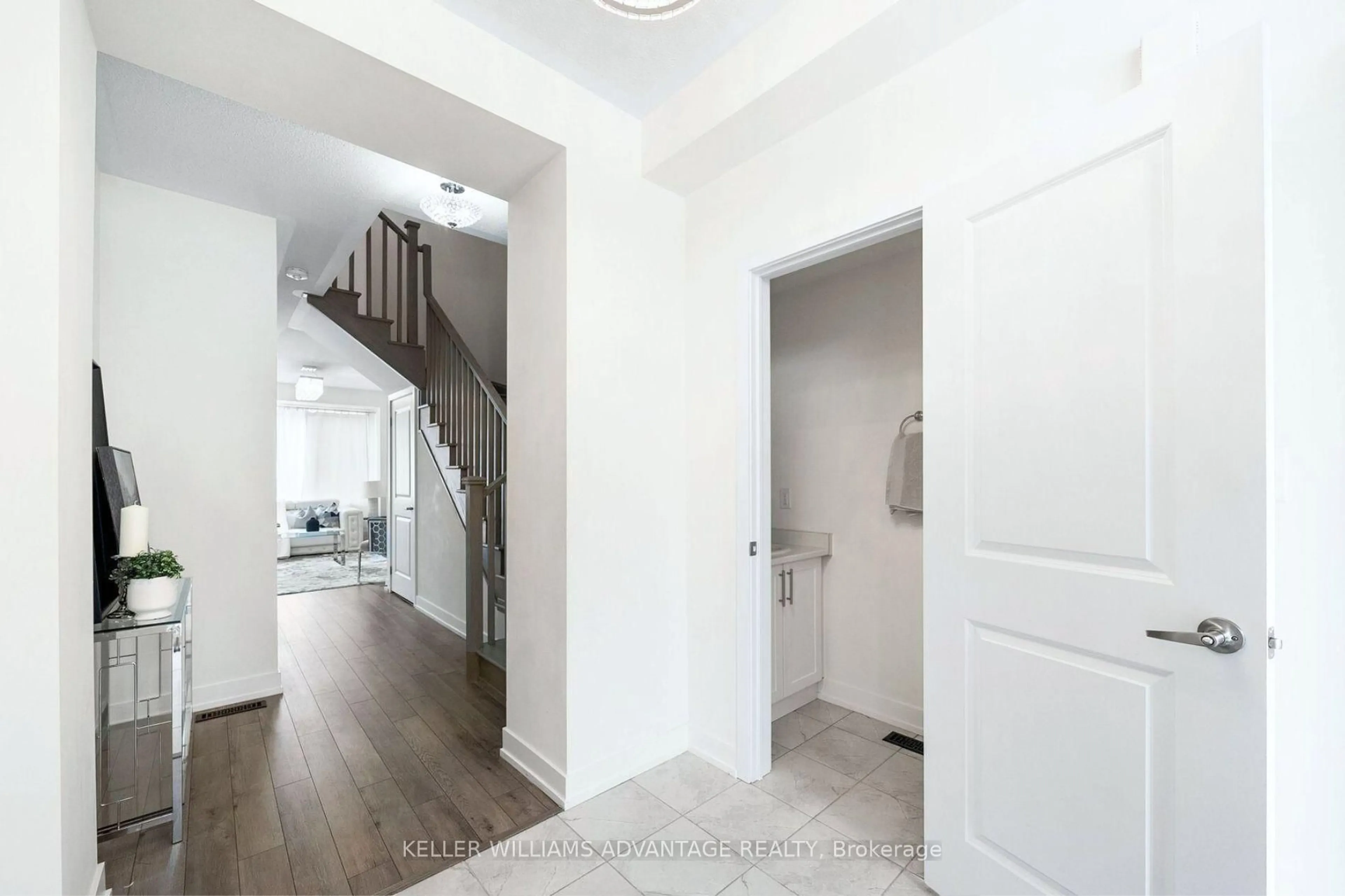 Indoor entryway for 1554 Labine Pt, Milton Ontario L9T 7E7