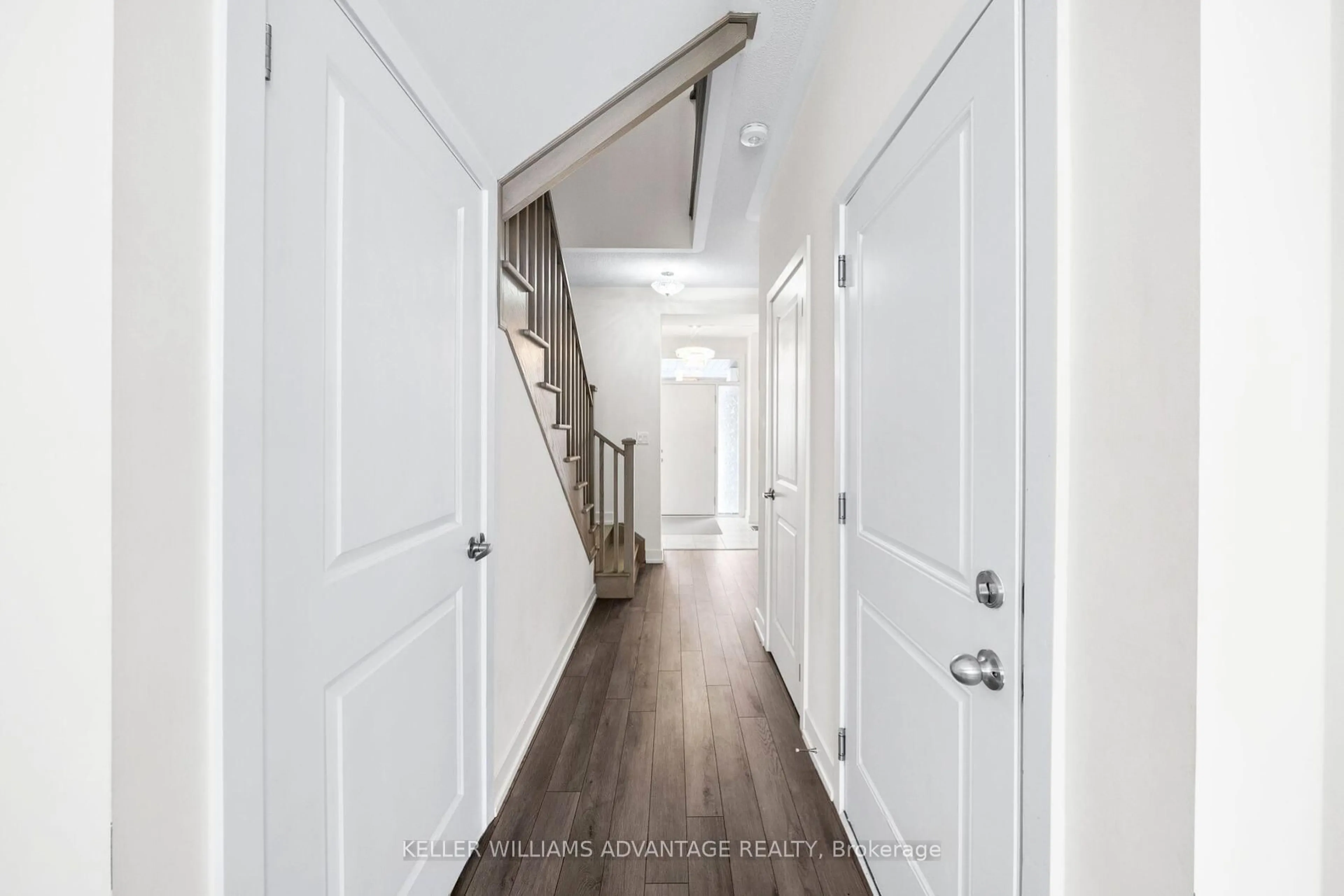 Indoor entryway for 1554 Labine Pt, Milton Ontario L9T 7E7