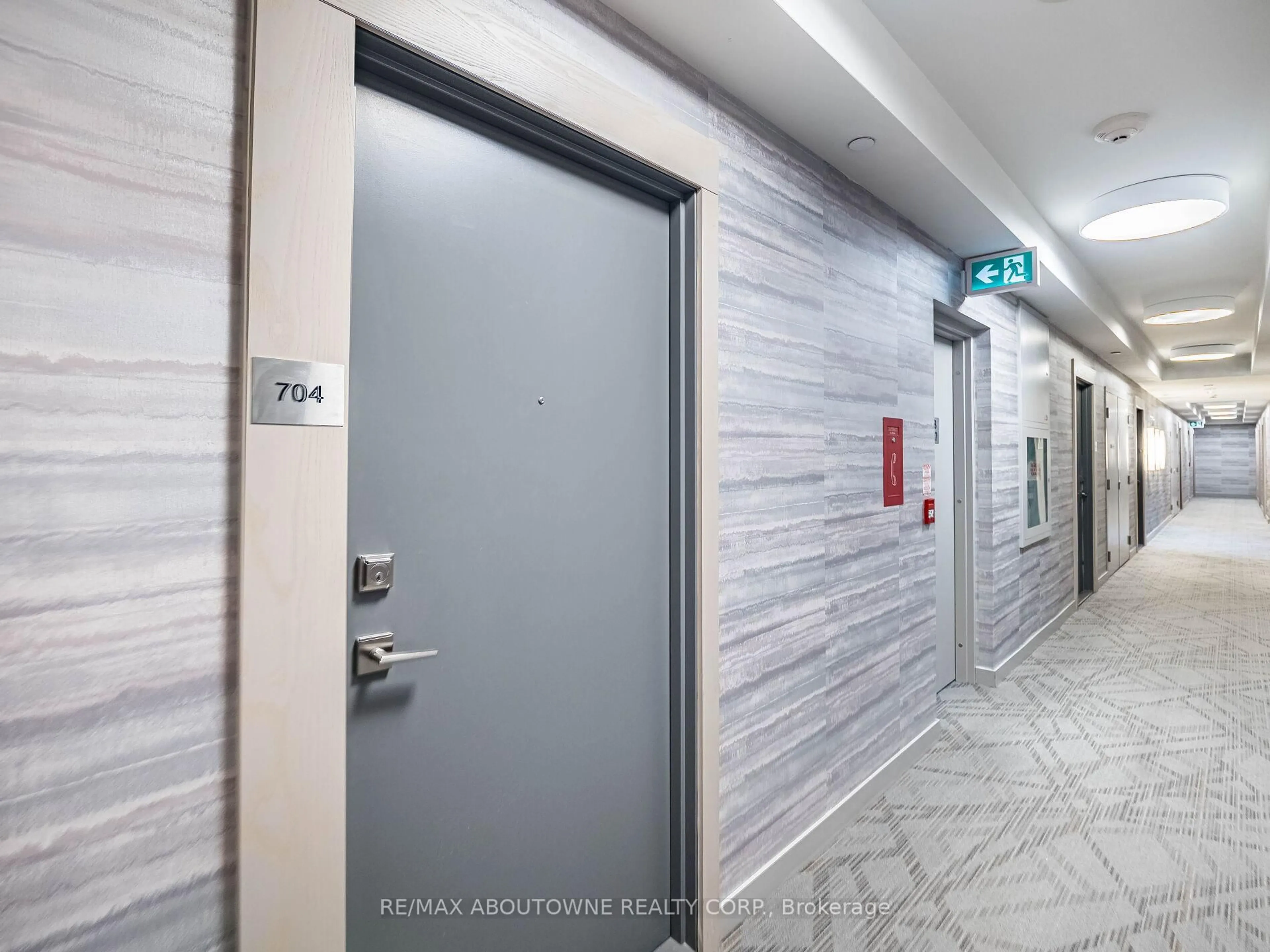 Indoor foyer for 4633 Glen Erin Dr #704, Mississauga Ontario L5M 7E1