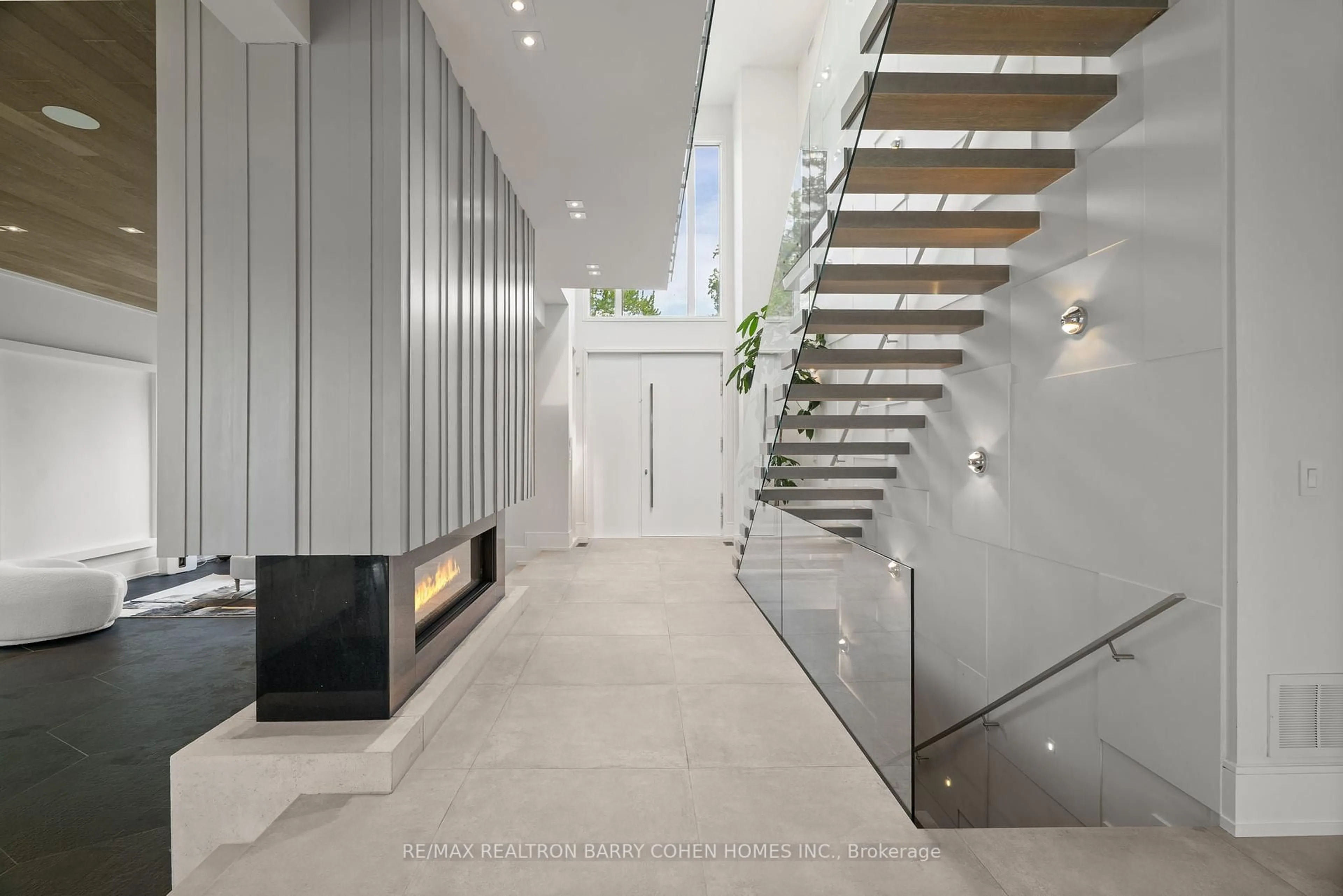 Indoor foyer for 67 Lake Promenade N/A, Toronto Ontario M8W 1A2