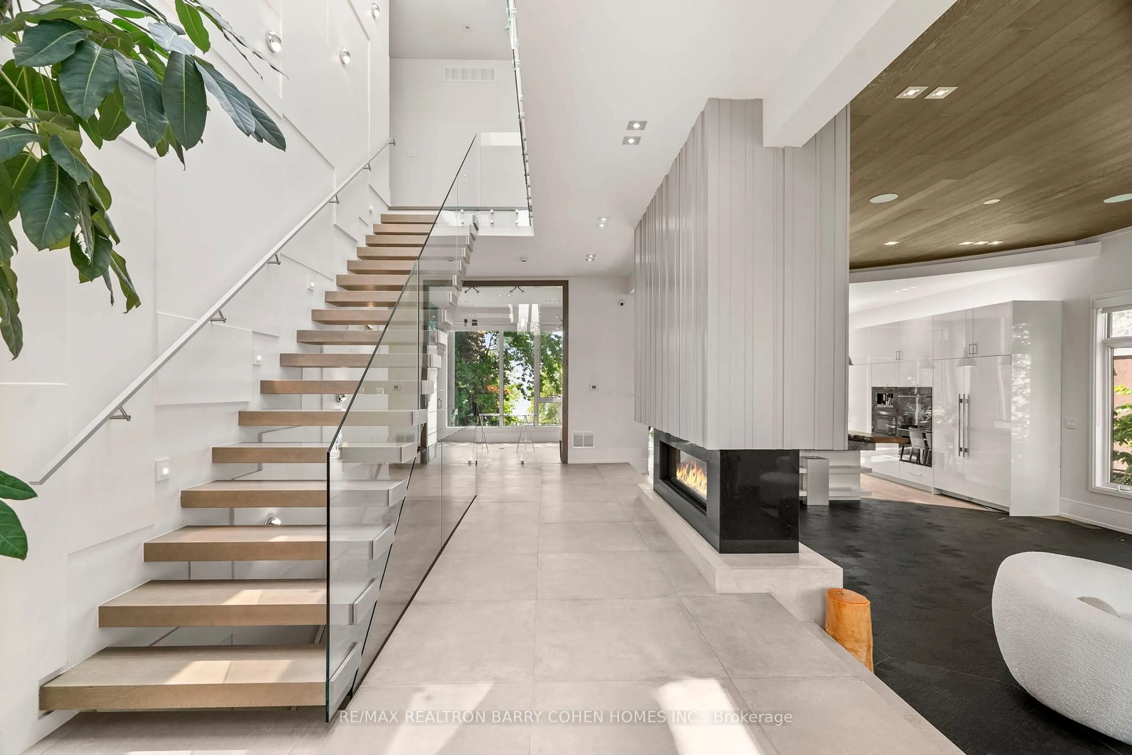 Indoor foyer for 67 Lake Promenade N/A, Toronto Ontario M8W 1A2