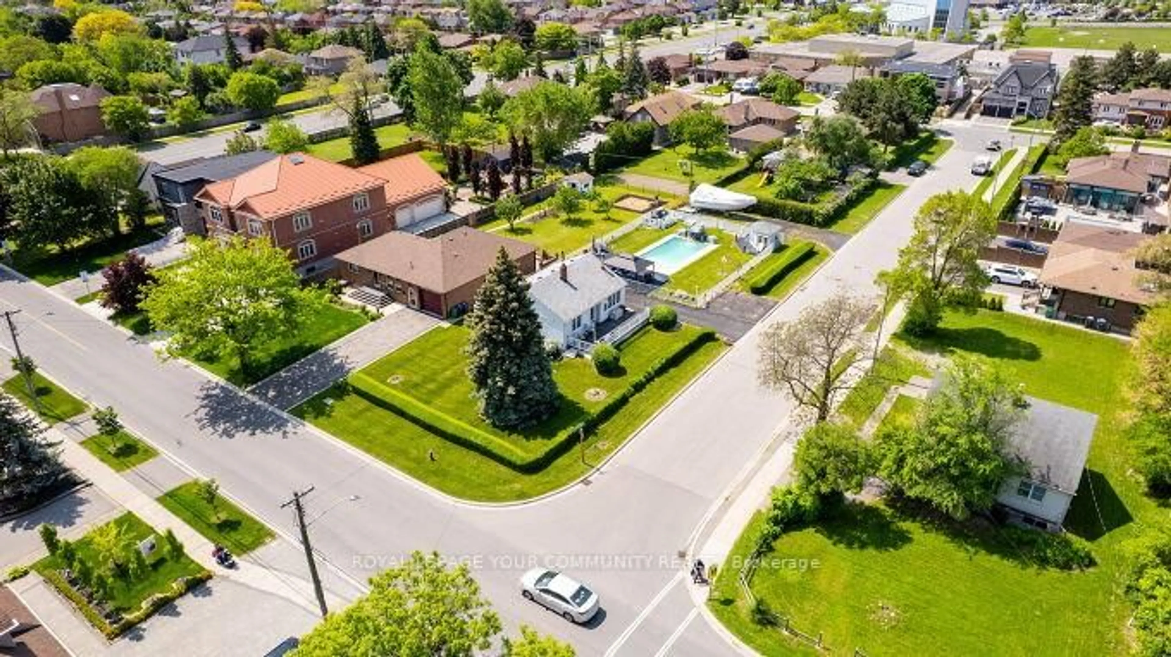 A pic from outside/outdoor area/front of a property/back of a property/a pic from drone, street for 166 Melville Ave, Mississauga Ontario L5B 1L8
