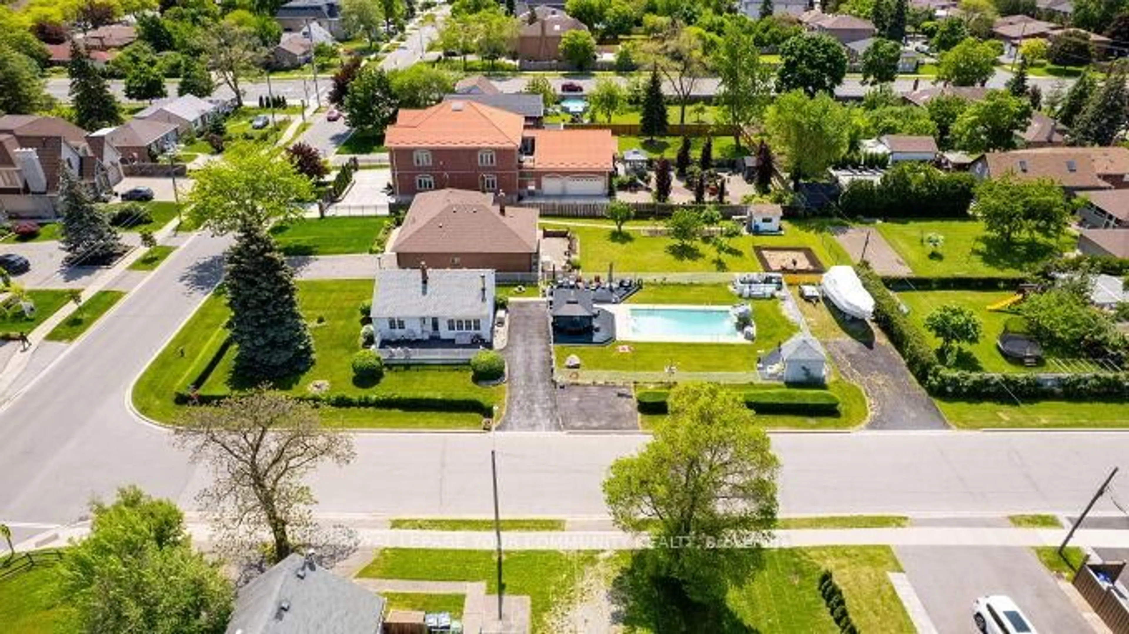A pic from outside/outdoor area/front of a property/back of a property/a pic from drone, street for 166 Melville Ave, Mississauga Ontario L5B 1L8