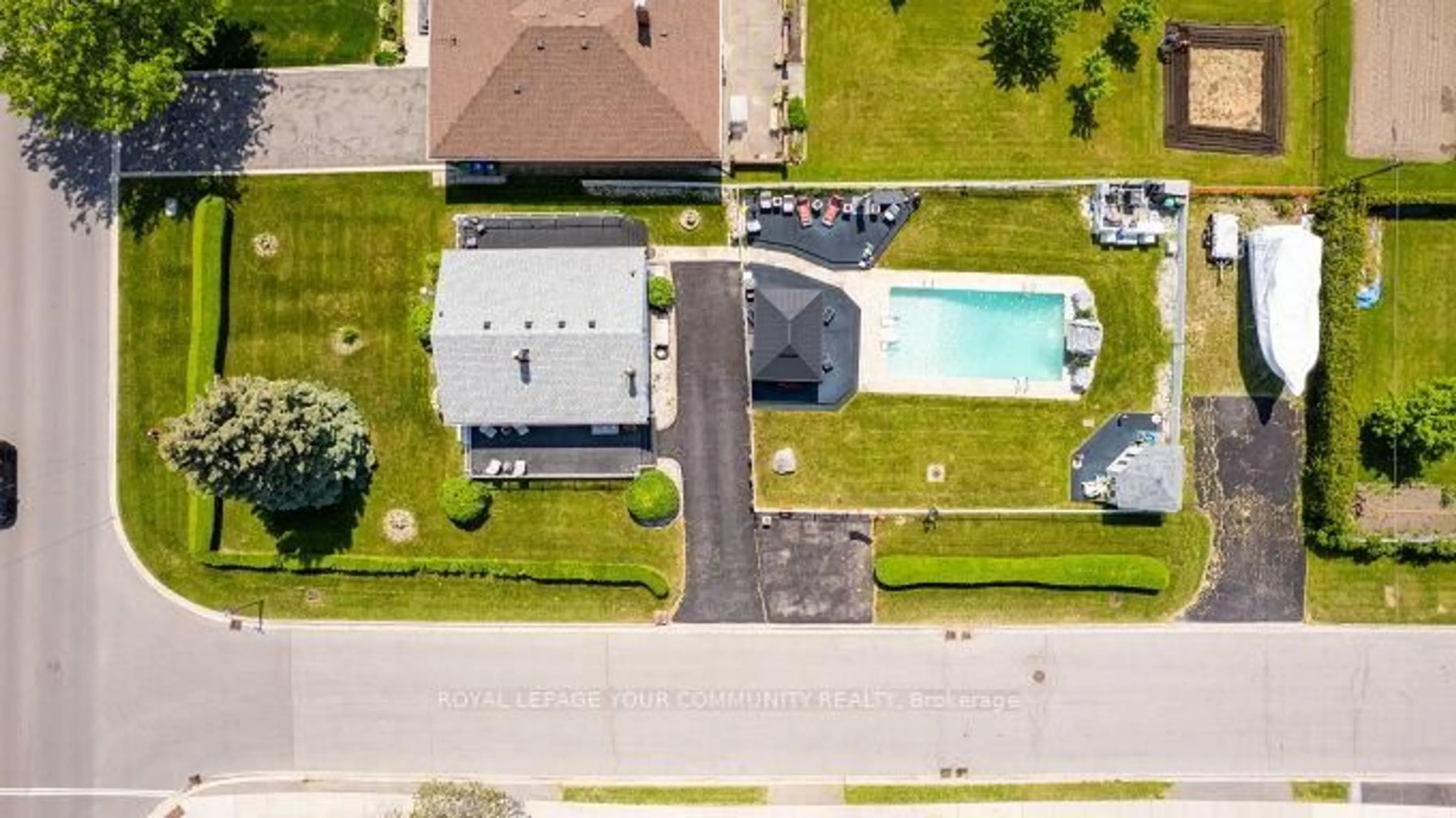A pic from outside/outdoor area/front of a property/back of a property/a pic from drone, unknown for 166 Melville Ave, Mississauga Ontario L5B 1L8