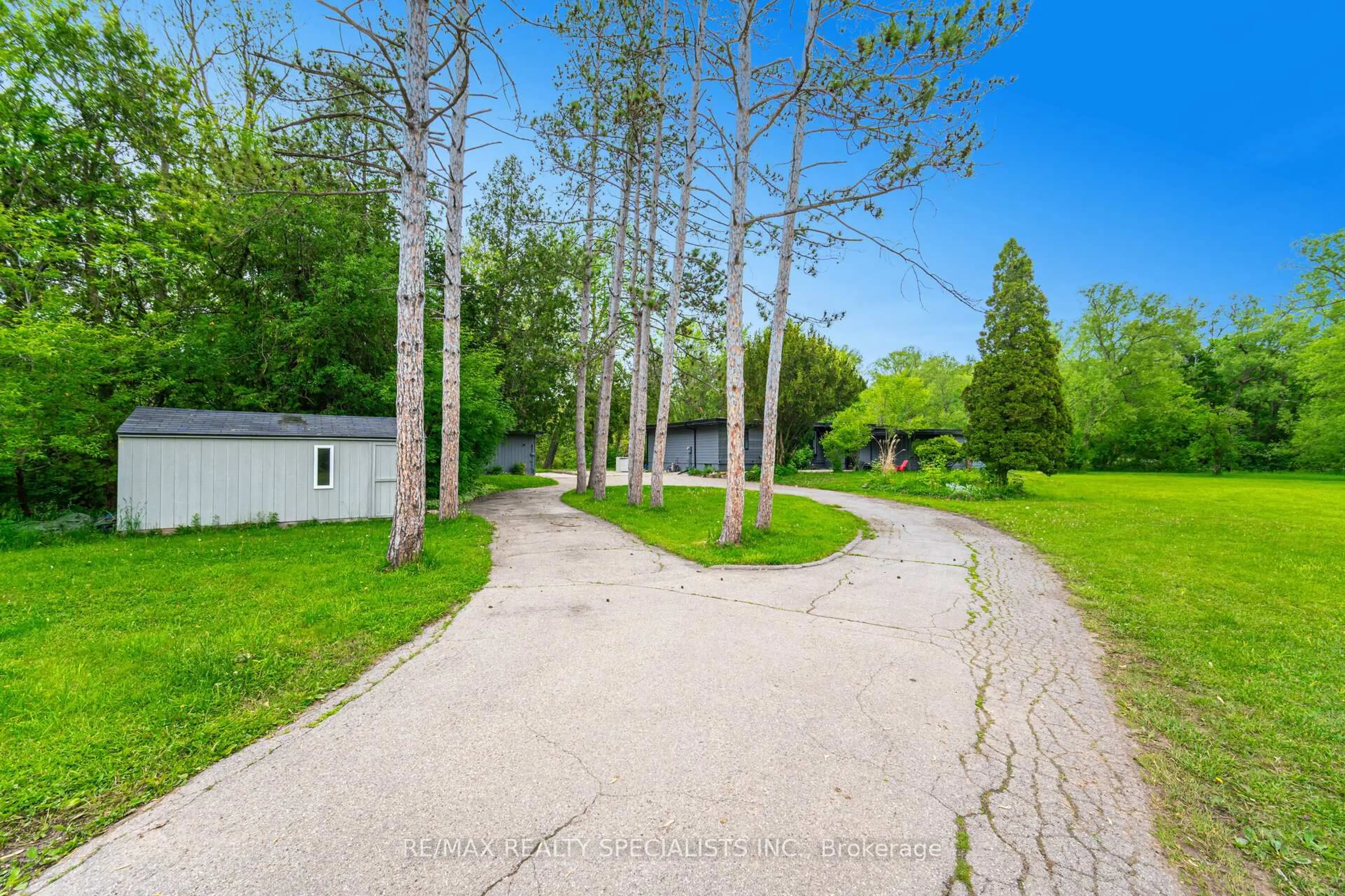 A pic from outside/outdoor area/front of a property/back of a property/a pic from drone, unknown for 241 Main St, Halton Hills Ontario L7G 3G1