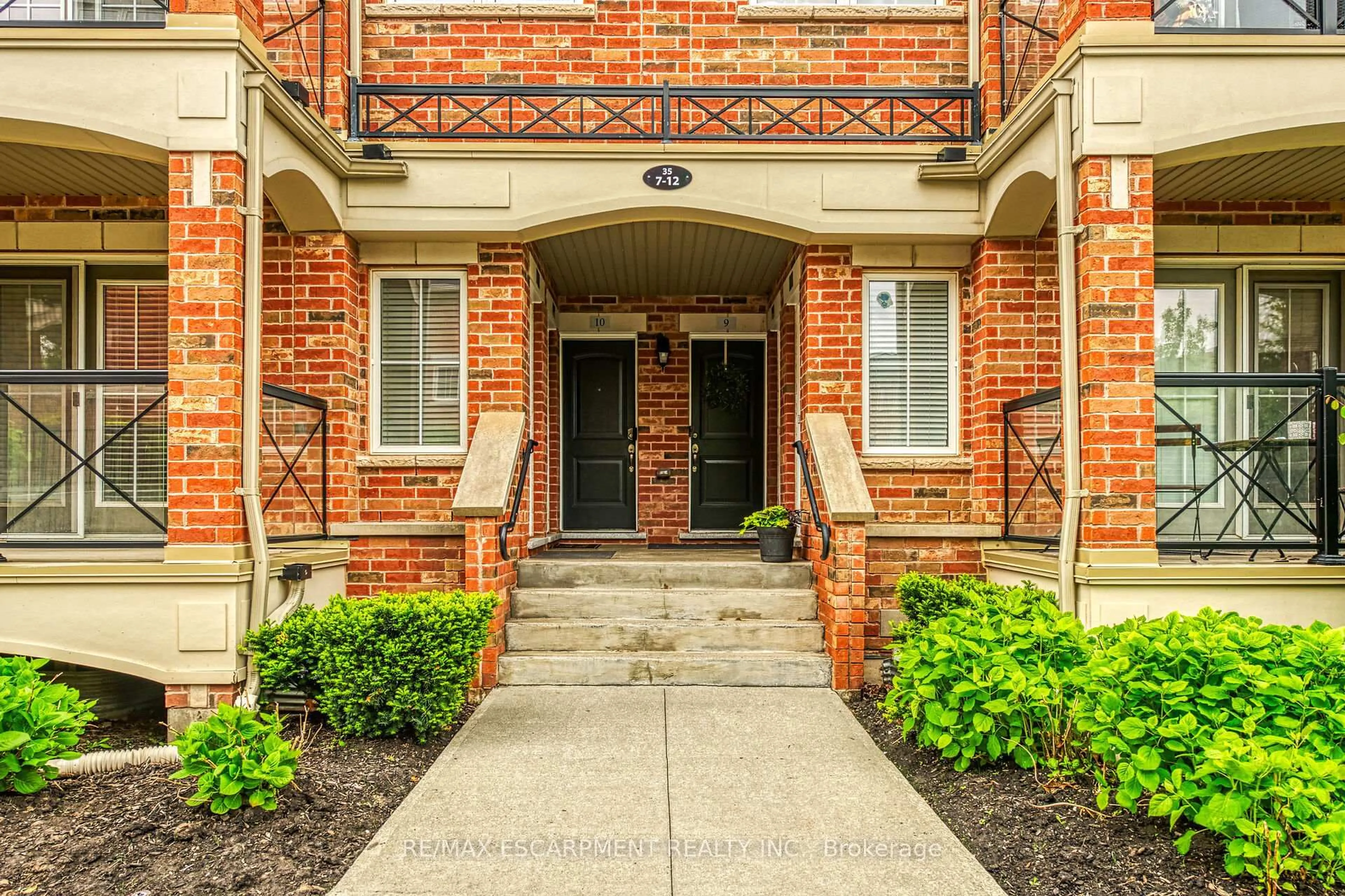 Indoor entryway for 35 Hays Blvd #11, Oakville Ontario L6H 0J1