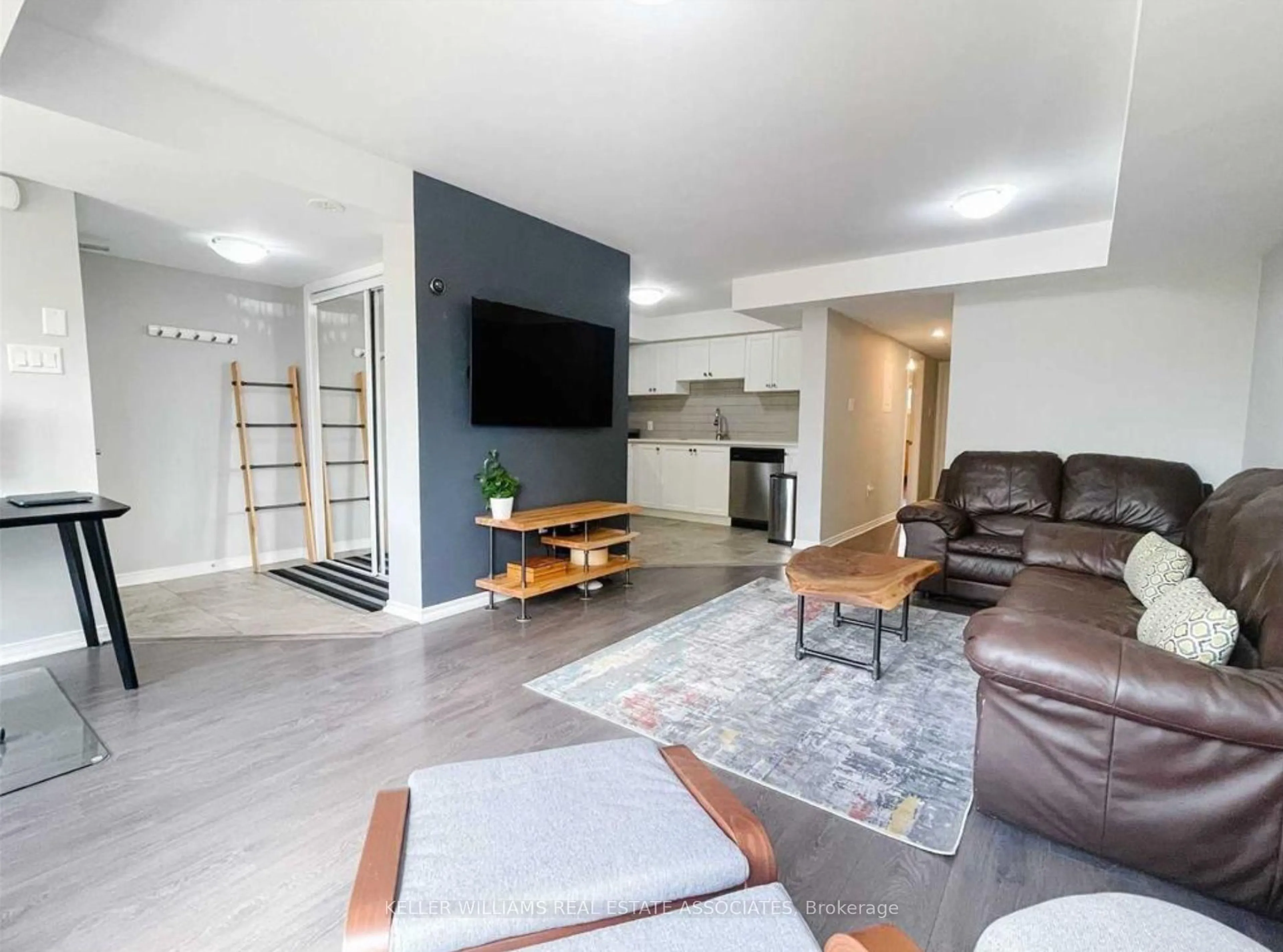 Living room with furniture, unknown for 2441 Greenwich Dr #60, Oakville Ontario L6M 0S3