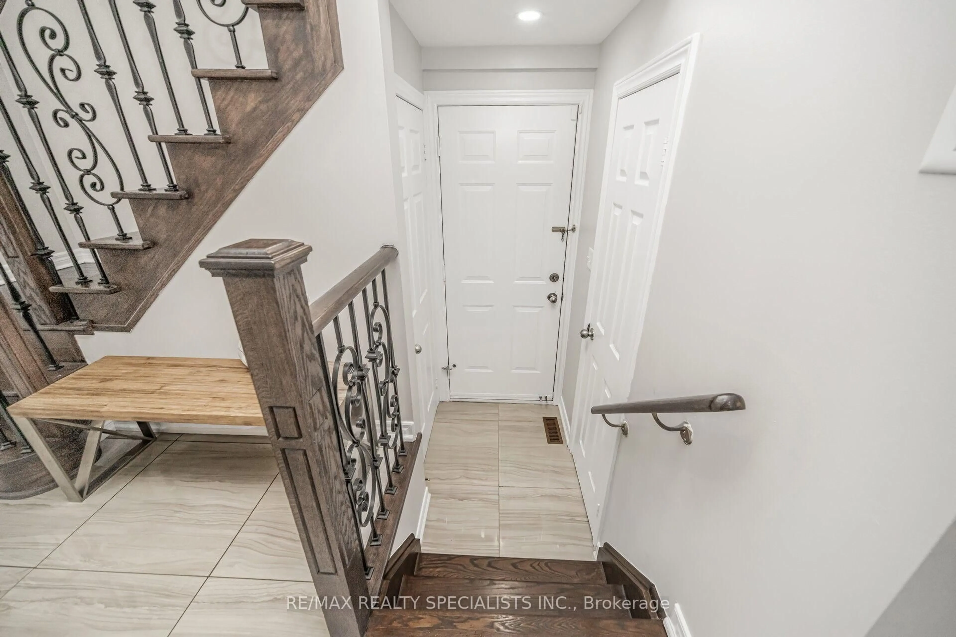 Indoor entryway for 102 Chalkfarm Cres, Brampton Ontario L7A 3V9